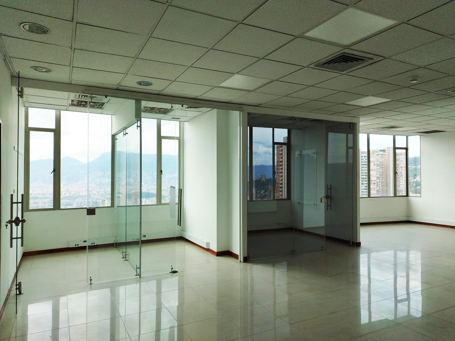 Oficina en arriendo en El Tesoro, Medellín, 693 m² · foto 15 de 19