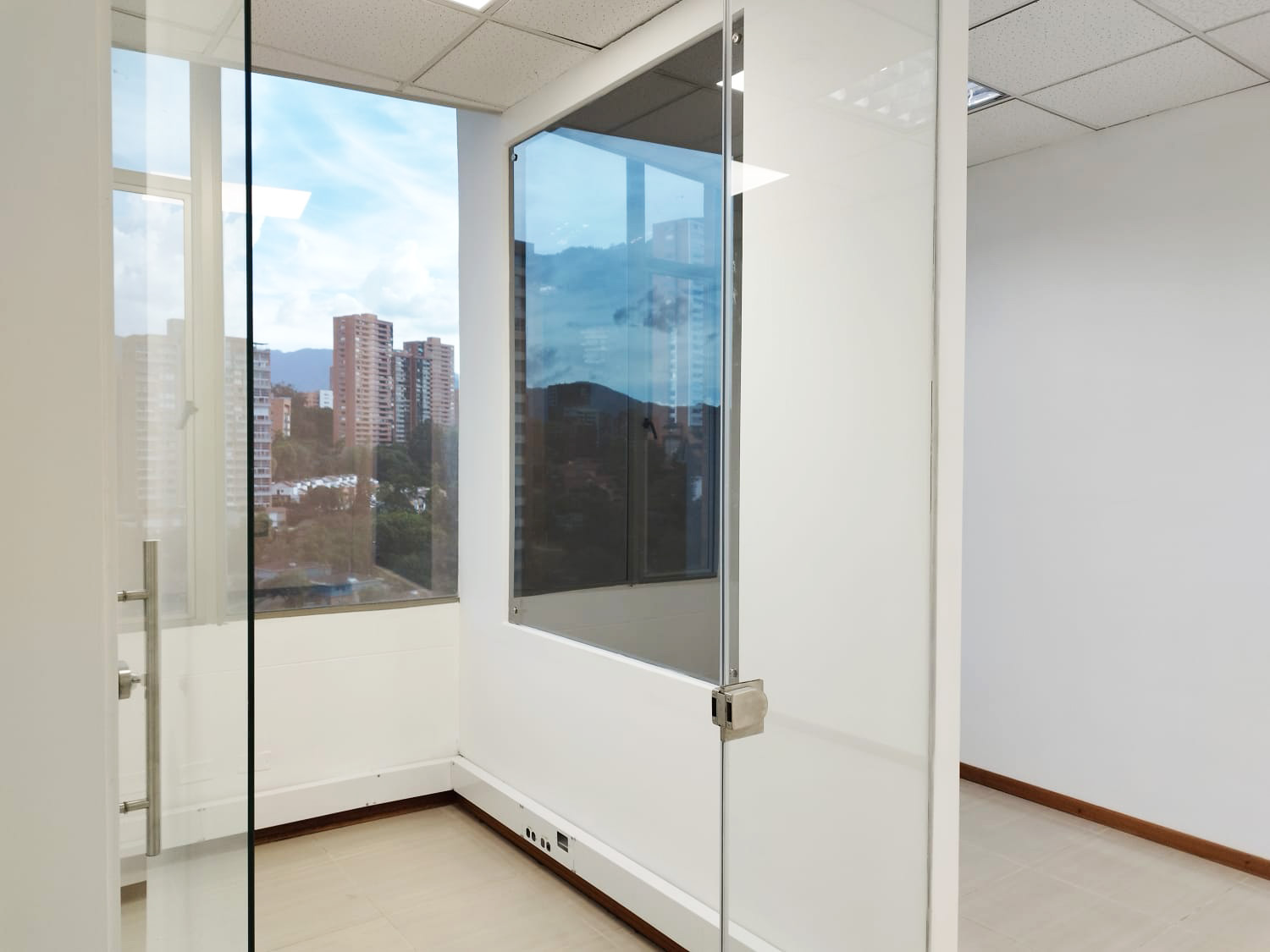Oficina en arriendo en El Tesoro, Medellín, 693 m² · foto 3 de 19