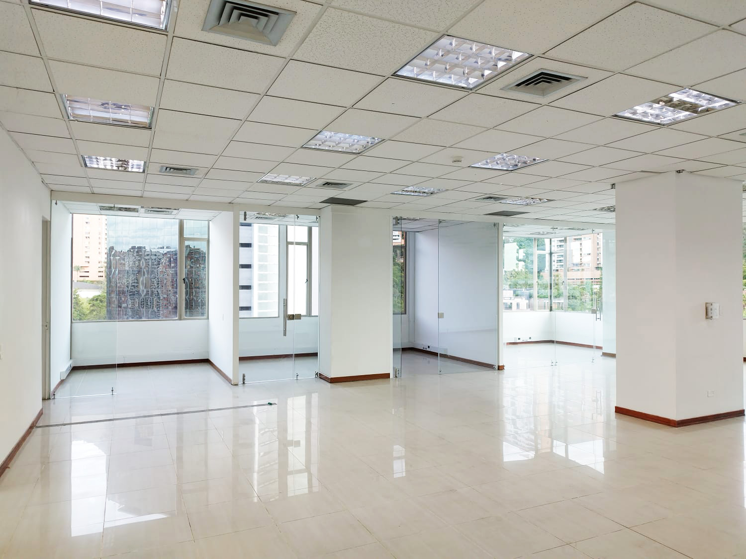 Oficina en arriendo en El Tesoro, Medellín, 693 m² · foto 5 de 19