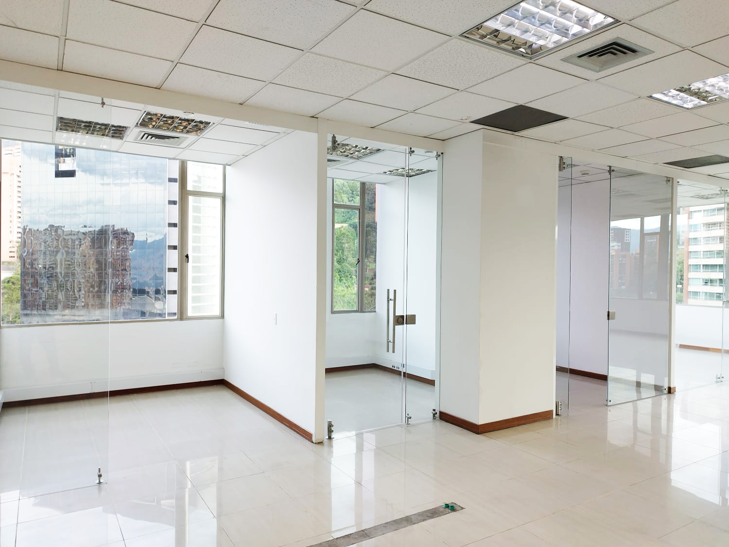 Oficina en arriendo en El Tesoro, Medellín, 693 m² · foto 6 de 19
