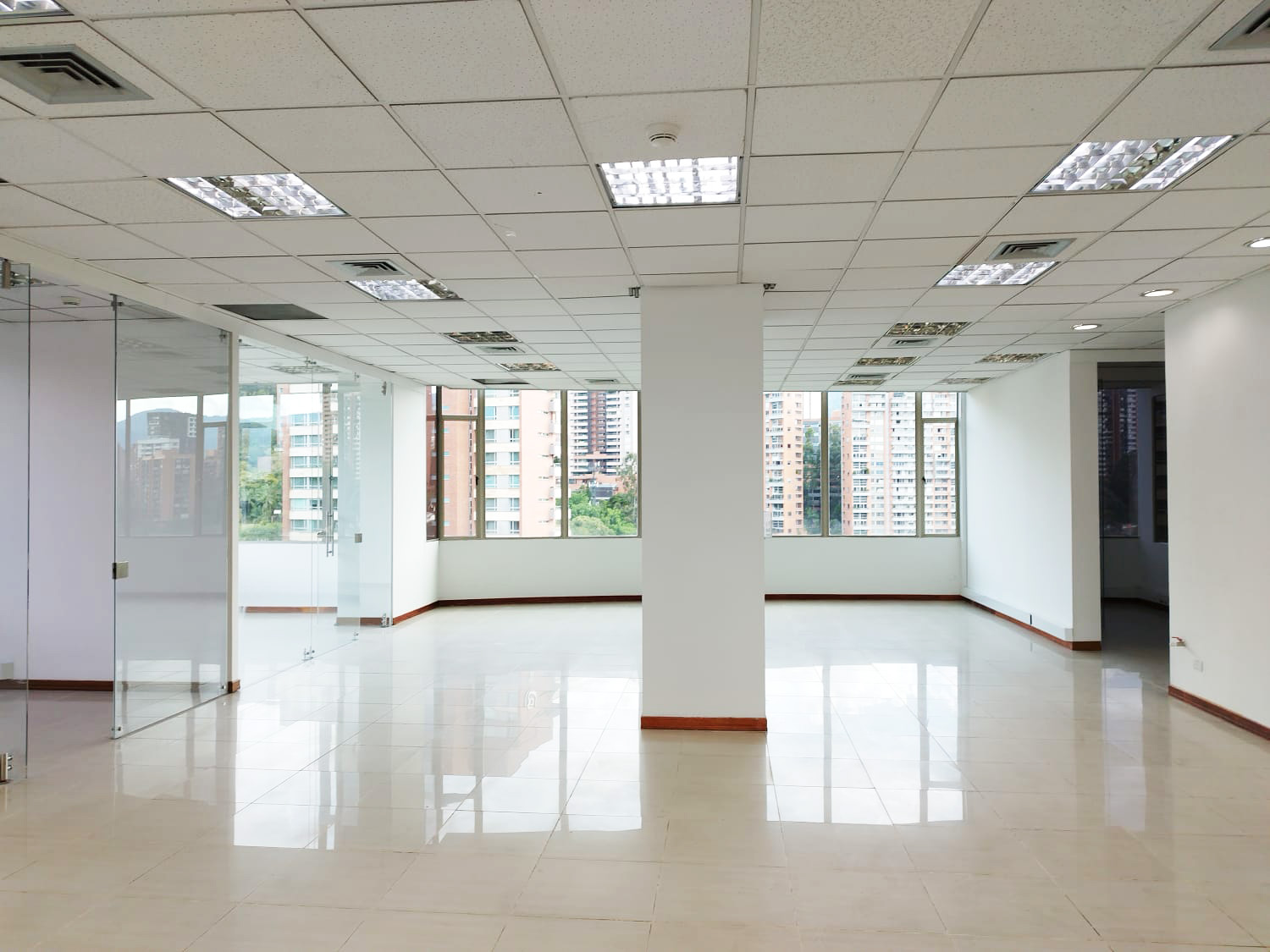 Oficina en arriendo en El Tesoro, Medellín, 693 m² · foto 7 de 19