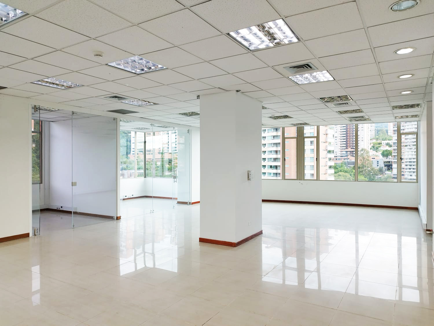 Oficina en arriendo en El Tesoro, Medellín, 693 m² · foto 9 de 19