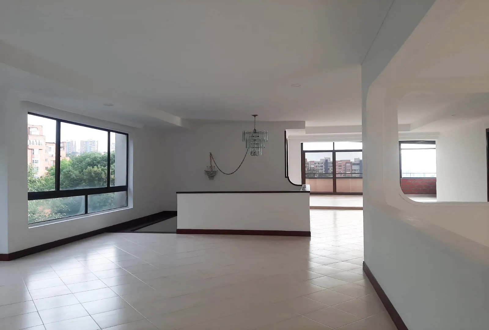Apartamento de 4 alcobas en arriendo en El Diamante 2, Medellín, 454 m² · foto 2 de 17