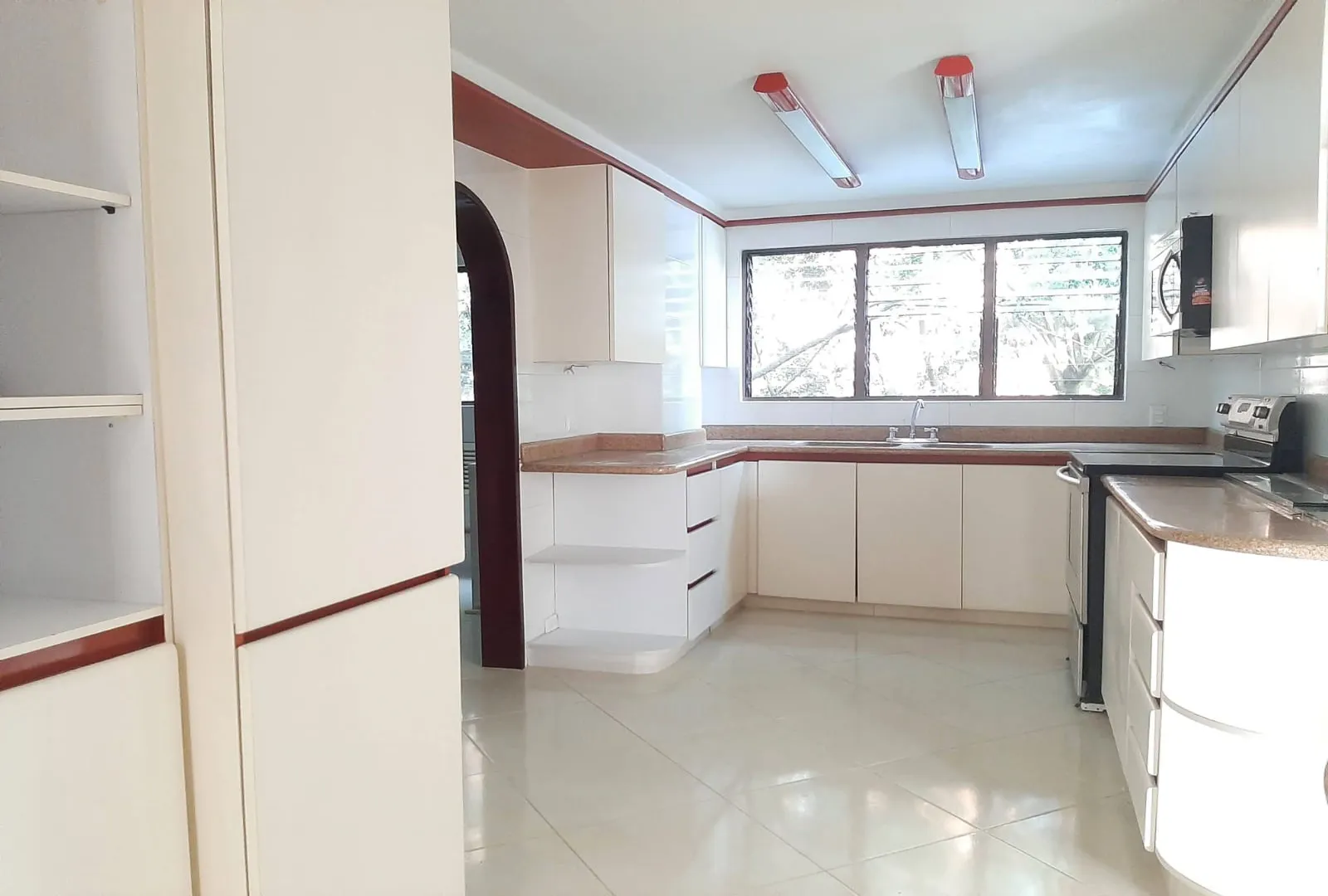 Apartamento de 4 alcobas en arriendo en El Diamante 2, Medellín, 454 m² · foto 8 de 17