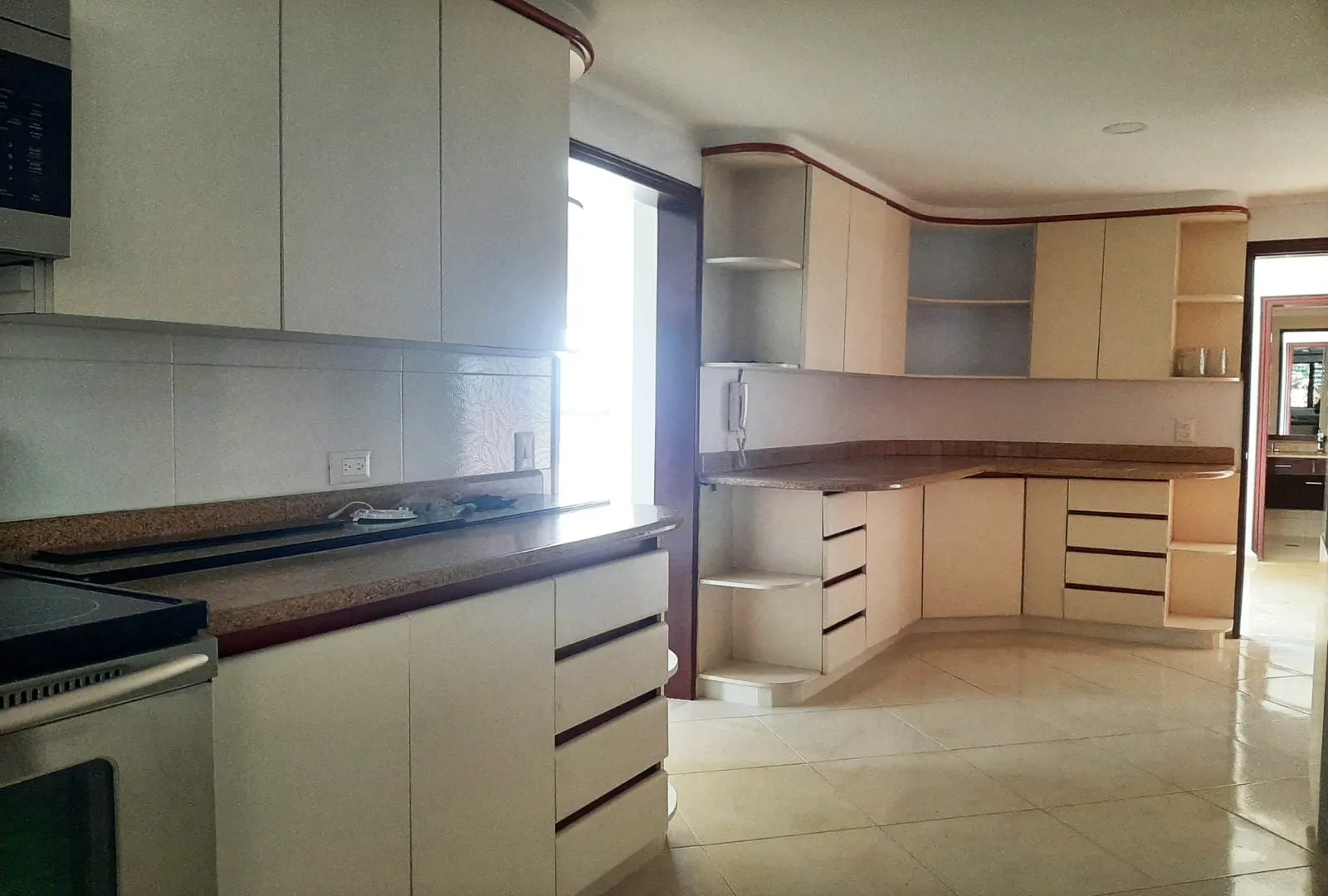 Apartamento de 4 alcobas en arriendo en El Diamante 2, Medellín, 454 m² · foto 9 de 17