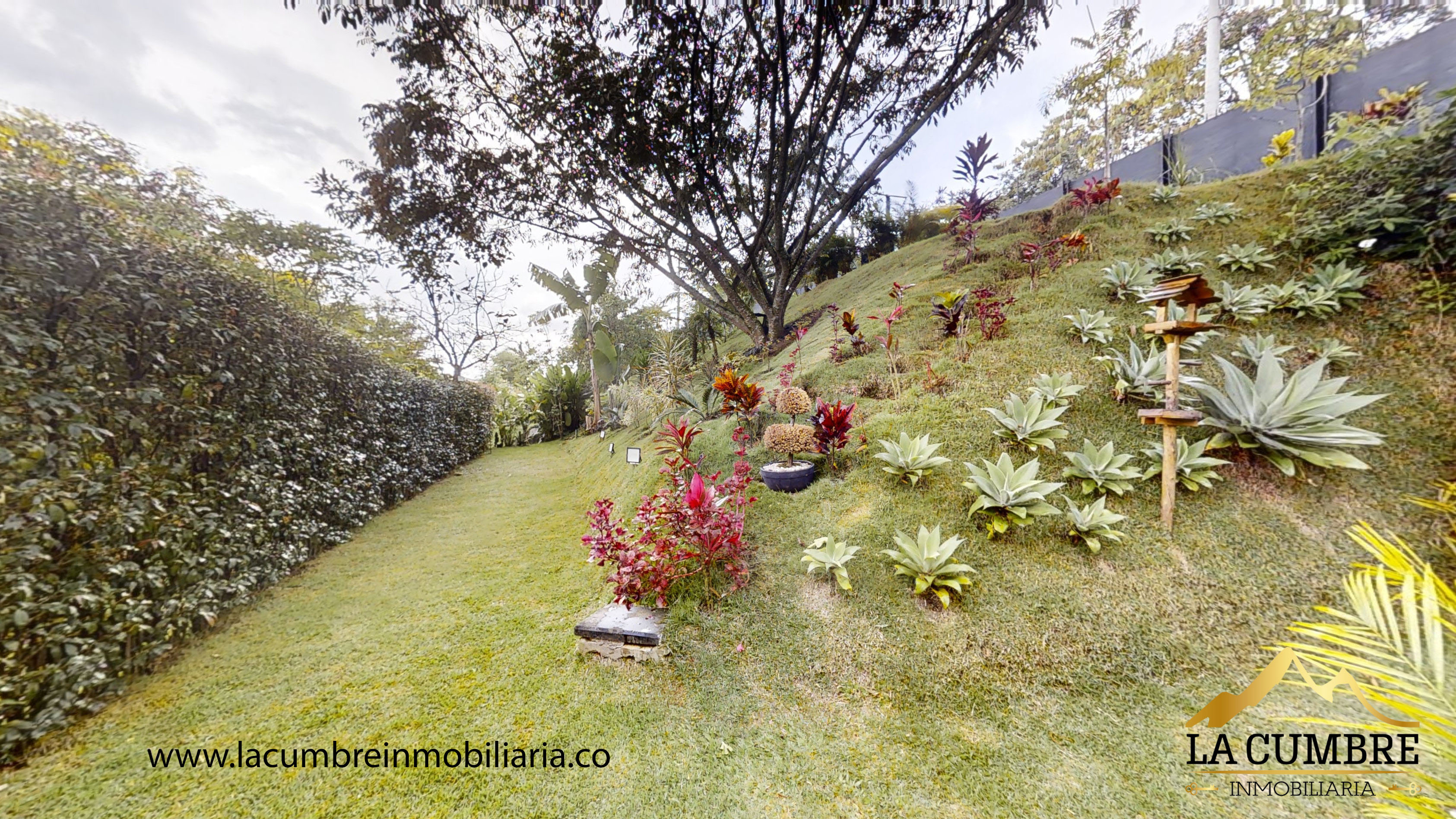 Casa de 3 alcobas en venta en Loma Del Chocho, Envigado, 226 m² · foto 2 de 16