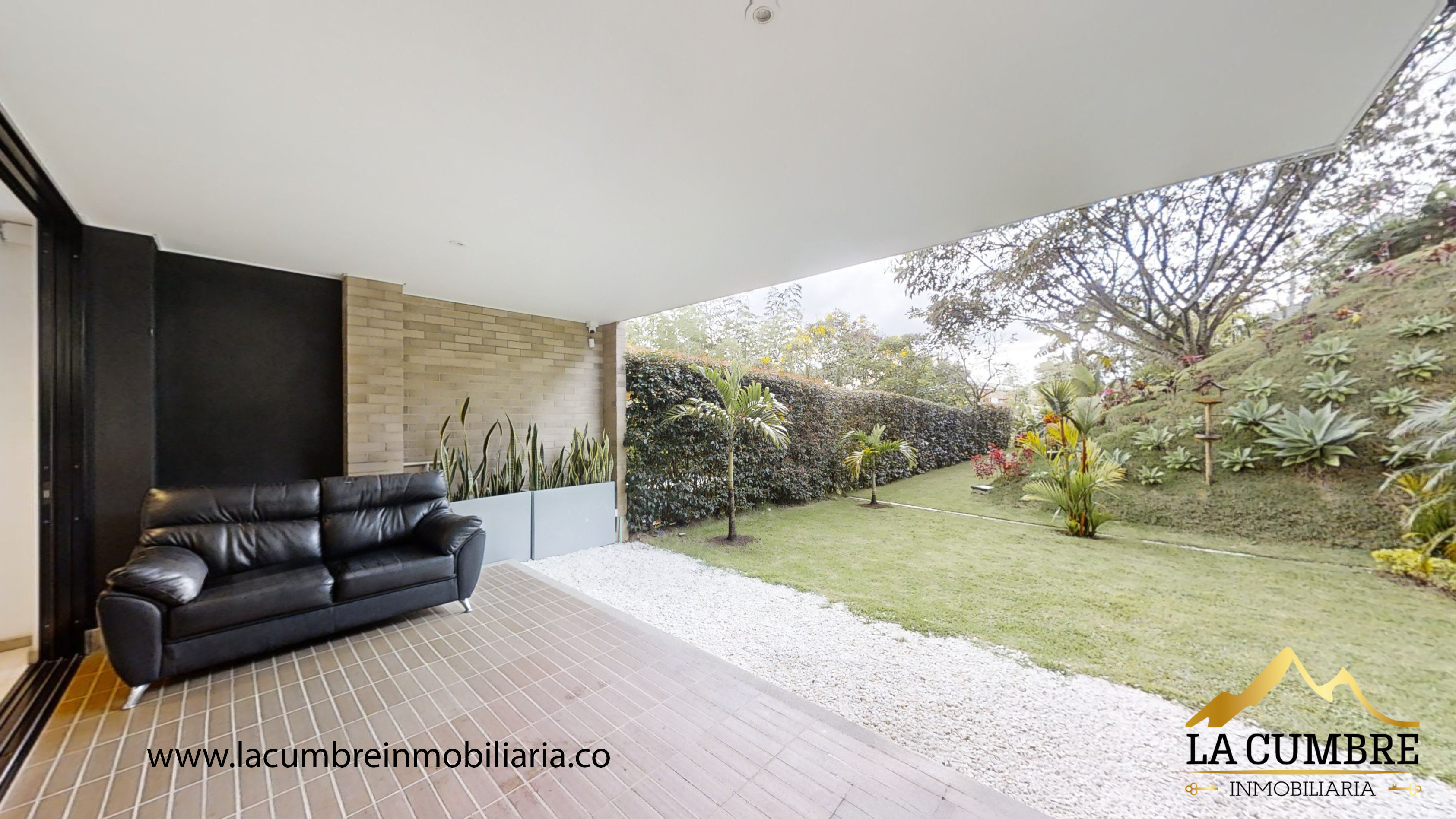 Casa de 3 alcobas en venta en Loma Del Chocho, Envigado, 226 m² · foto 3 de 16