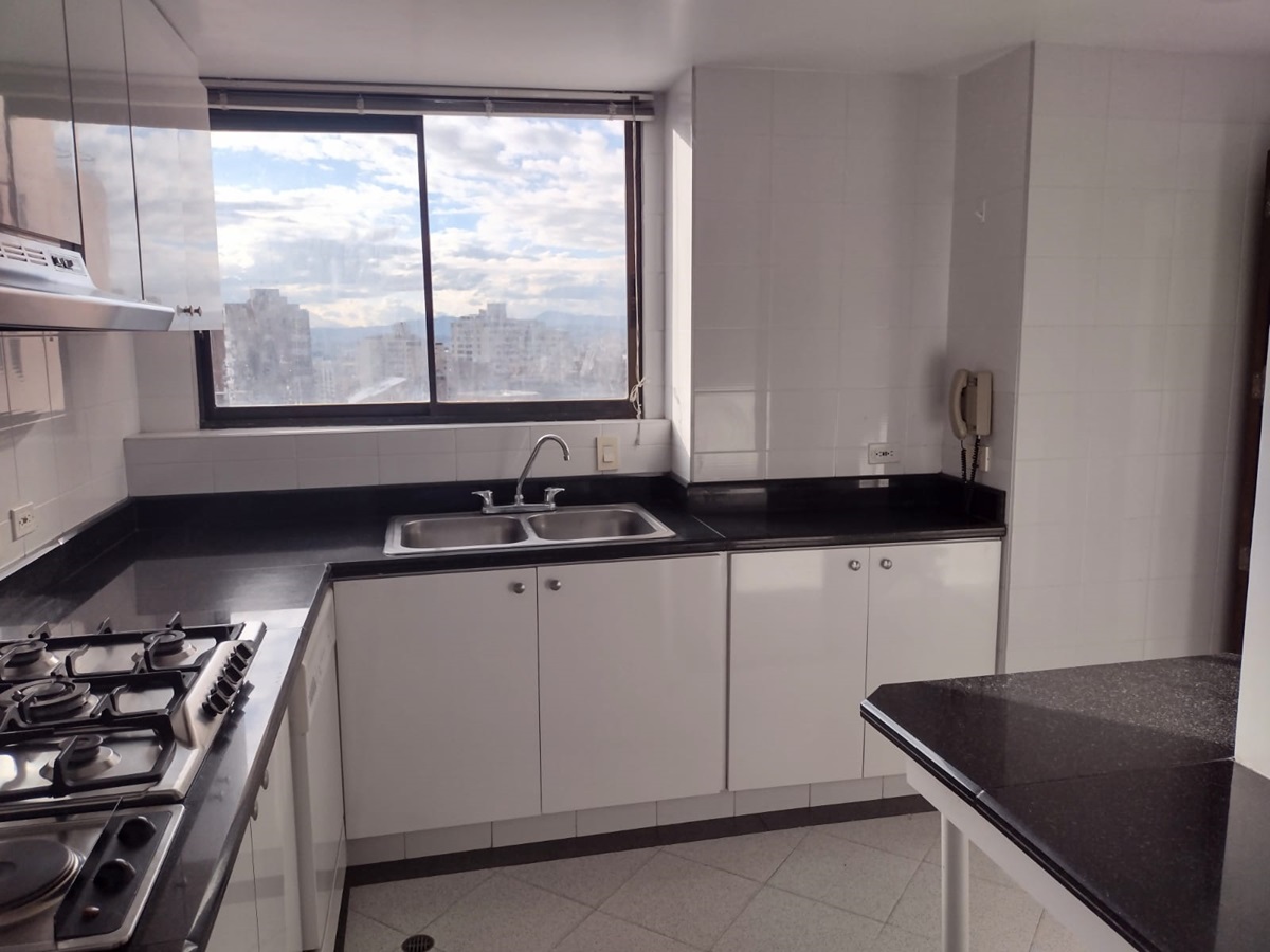 Apartamento en venta en Los Rosales, Bogotá · foto 8 de 24