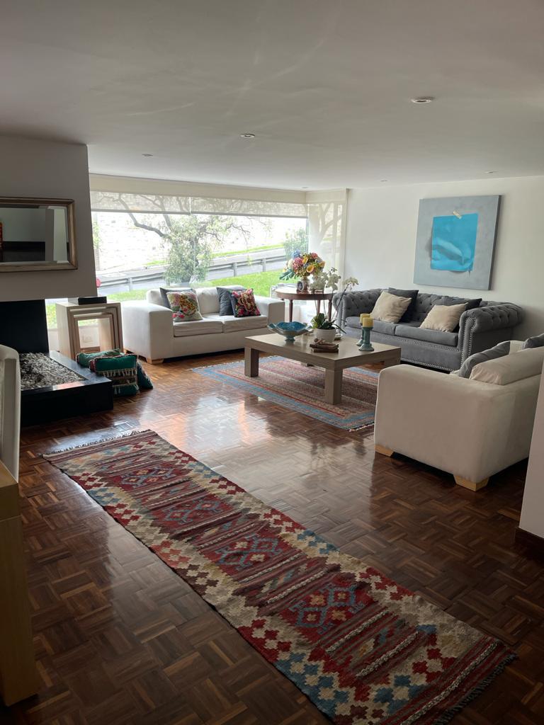 Apartamento de 3 alcobas en venta en Los Rosales, Bogotá, 200 m² · foto 2 de 14
