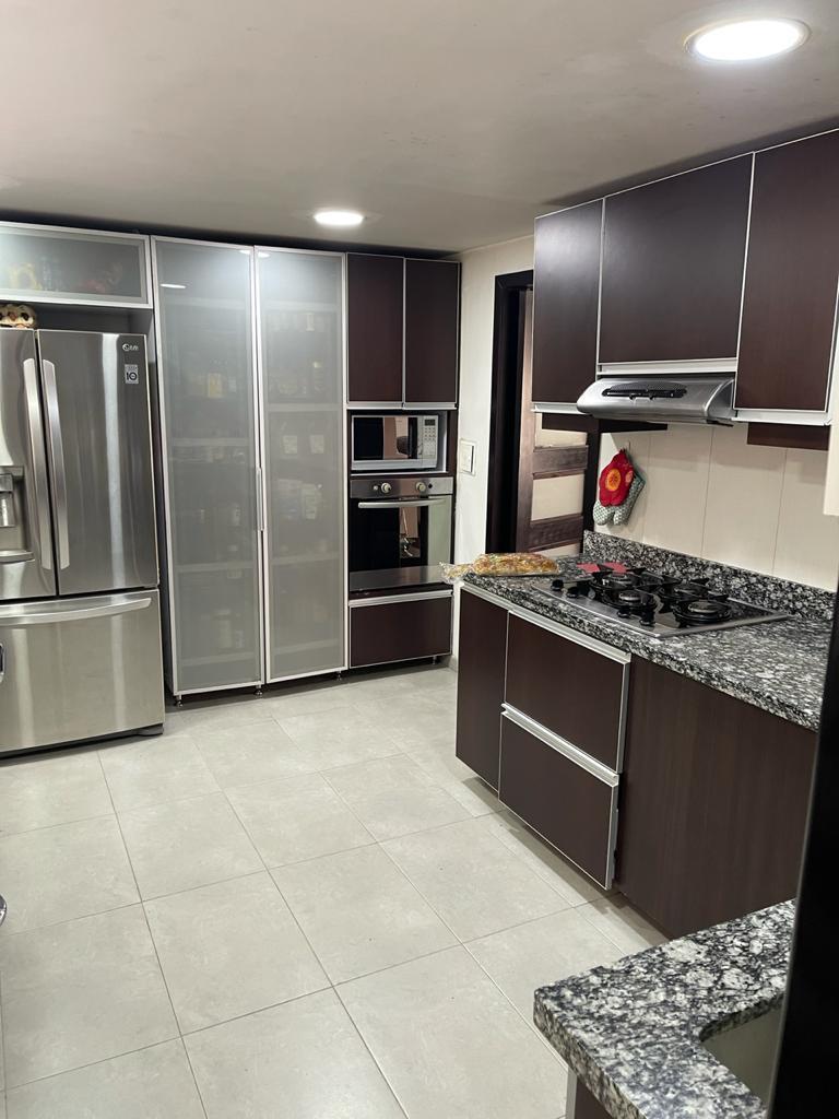 Apartamento de 3 alcobas en venta en Los Rosales, Bogotá, 200 m² · foto 4 de 14
