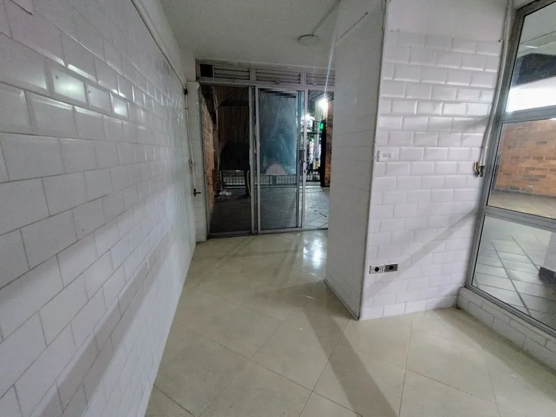 Local en arriendo en Boston, Medellín, 14 m² · foto 2 de 10