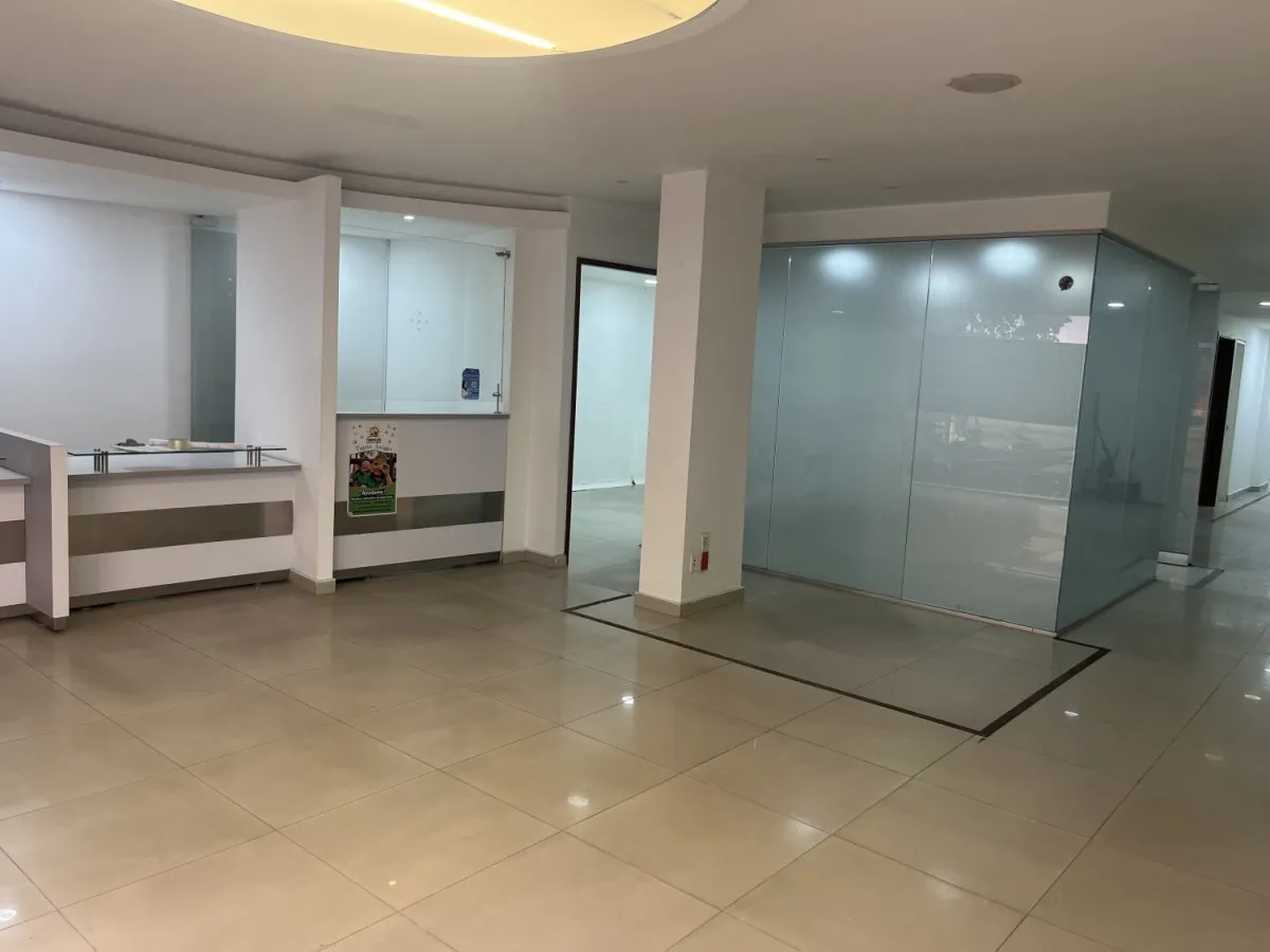 Casa de 10 alcobas en arriendo en Santa Barbara, Bogotá, 517 m² · foto 2 de 24