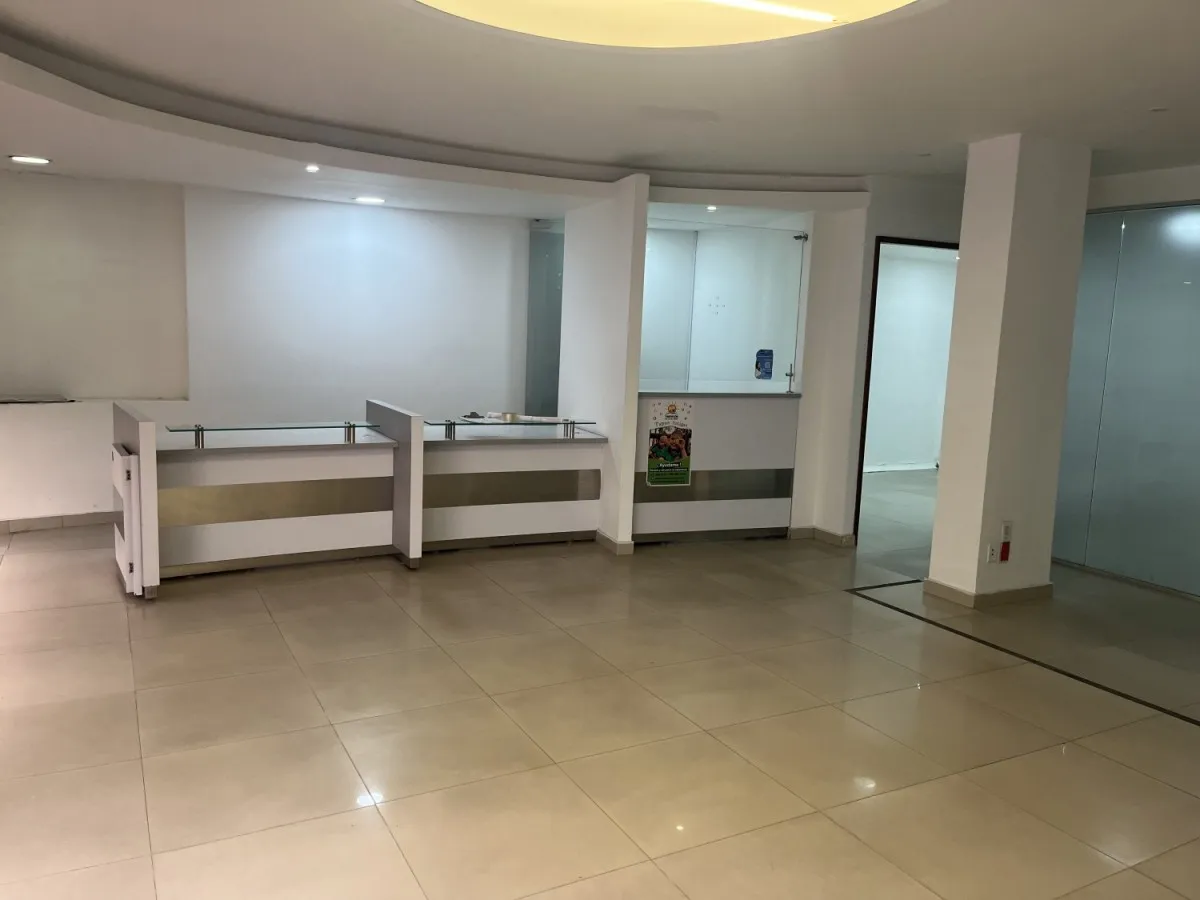 Casa de 10 alcobas en arriendo en Santa Barbara, Bogotá, 517 m² · foto 3 de 24