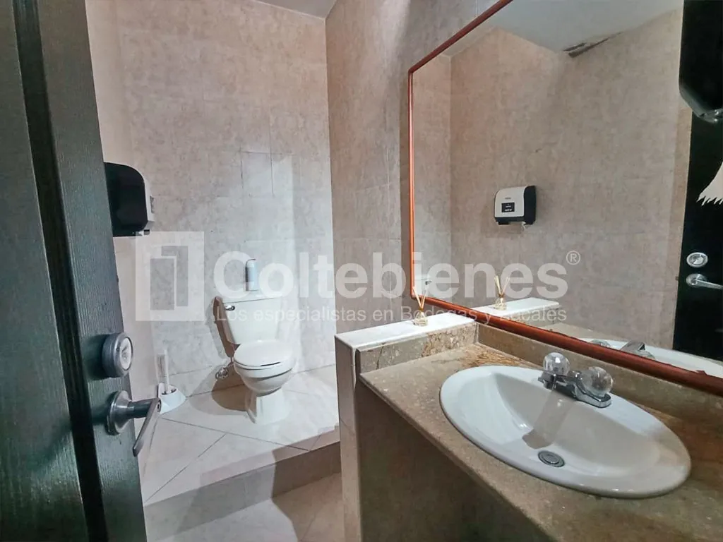 Casa de 7 alcobas en venta en El Poblado, Medellín, 420 m² · foto 13 de 21