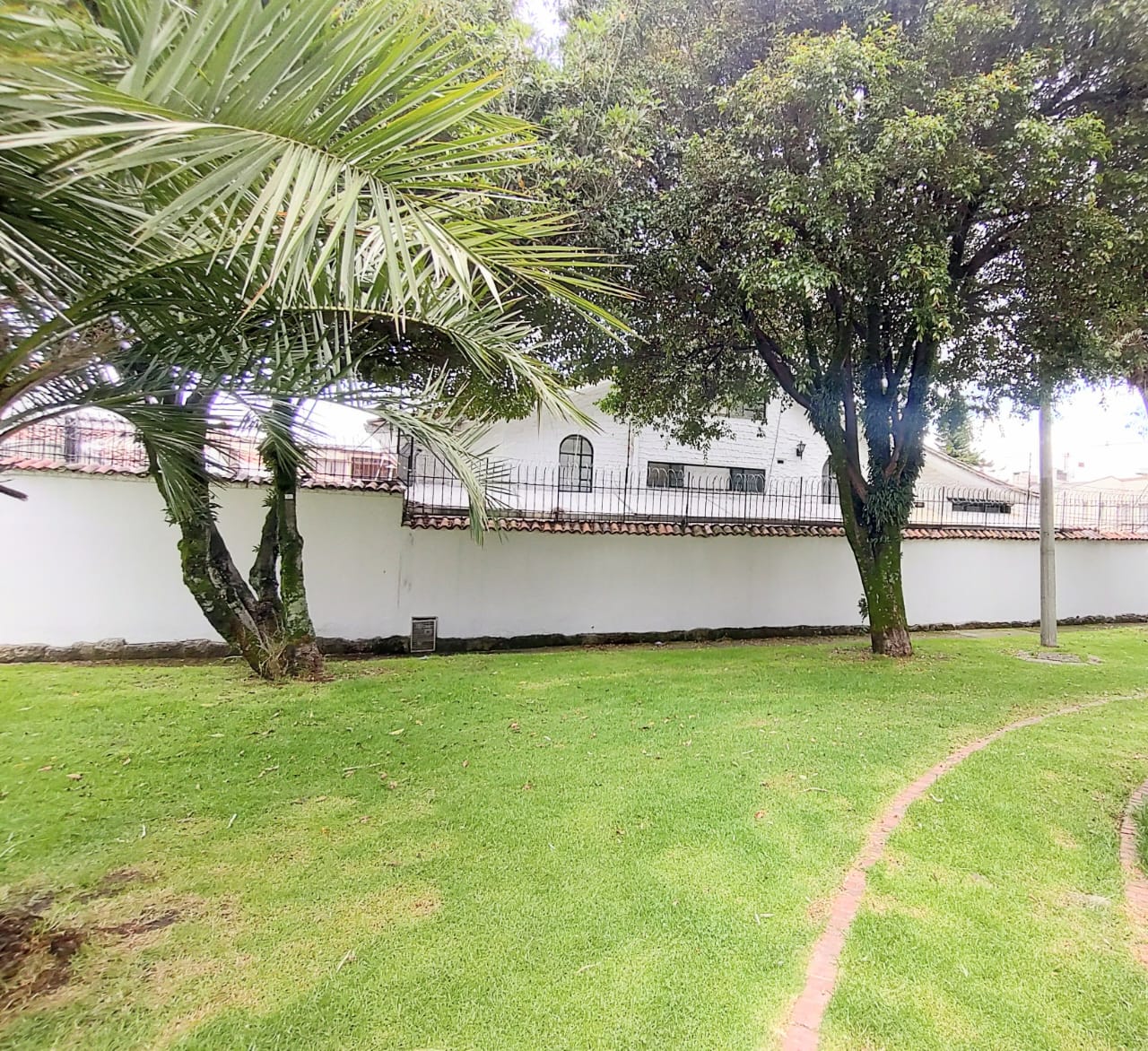 Casa de 5 alcobas en venta en Pontevedra, Bogotá, 450 m² · foto 2 de 24
