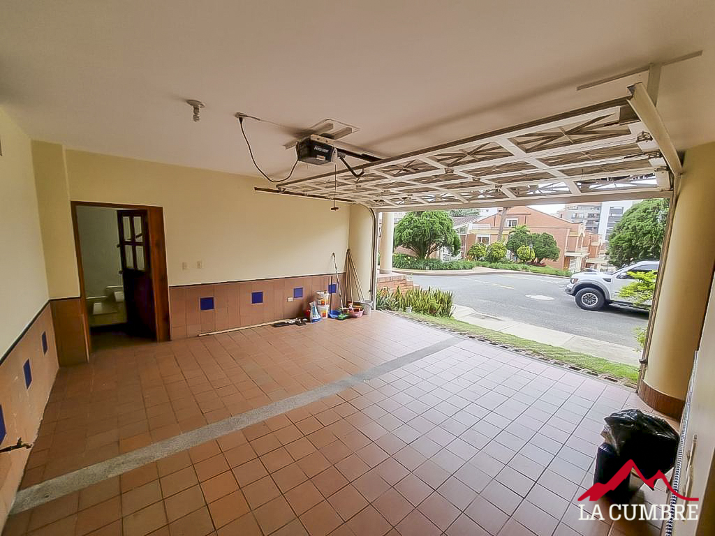 Casa de 3 alcobas en arriendo en Los Balsos, Medellín, 338 m² · foto 12 de 12