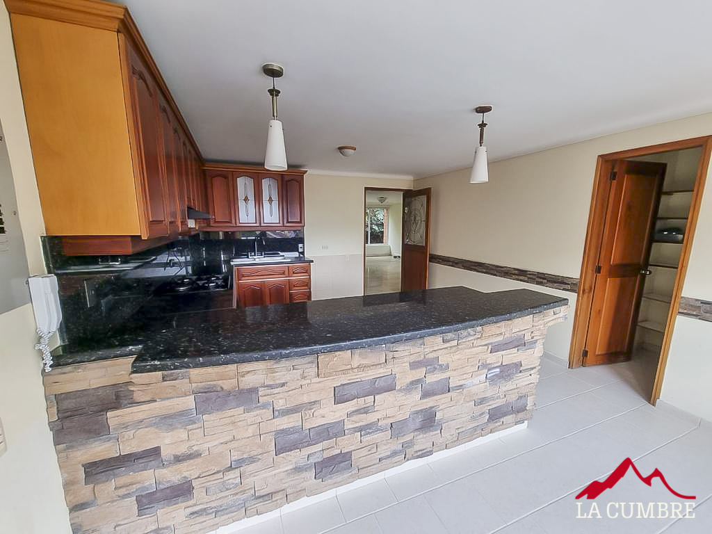 Casa de 3 alcobas en arriendo en Los Balsos, Medellín, 338 m² · foto 3 de 12