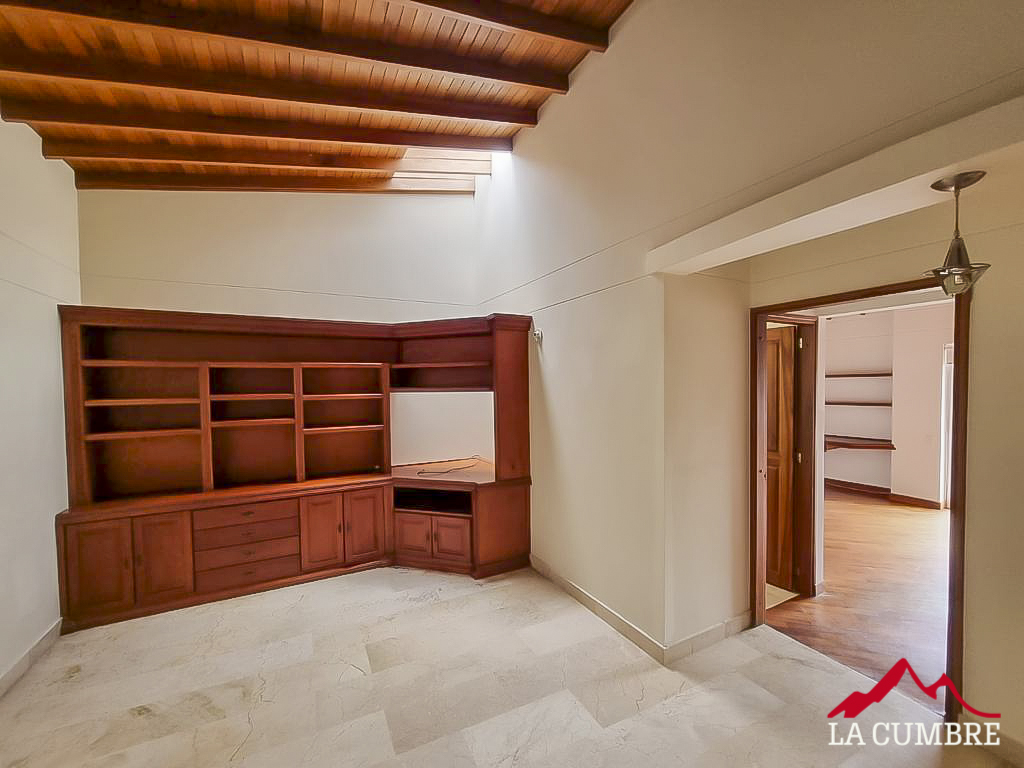 Casa de 3 alcobas en arriendo en Los Balsos, Medellín, 338 m² · foto 5 de 12