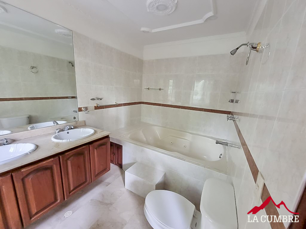 Casa de 3 alcobas en arriendo en Los Balsos, Medellín, 338 m² · foto 8 de 12