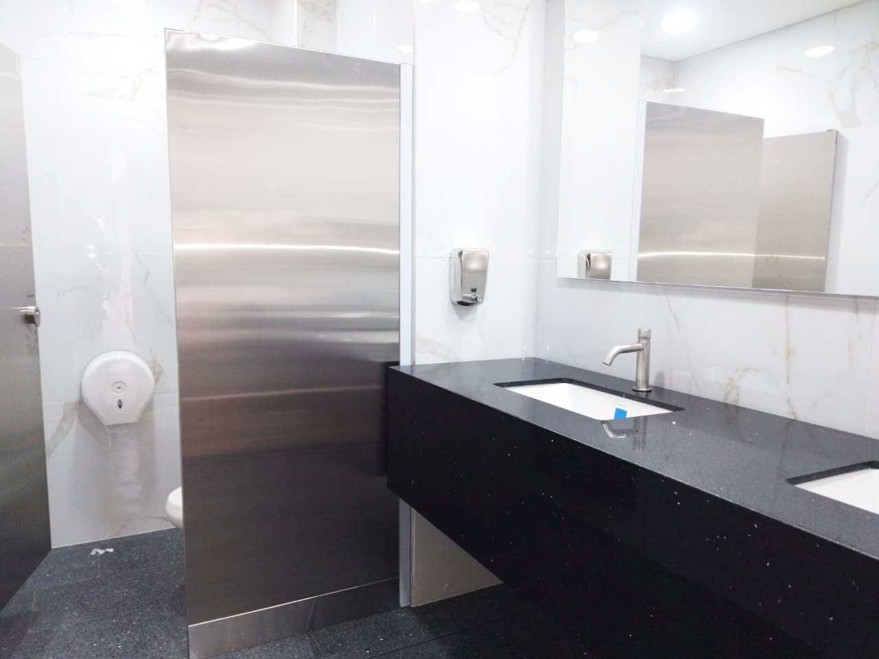 Local en arriendo en U.D. Atanasio Girardot, Medellín, 380 m² · foto 14 de 15
