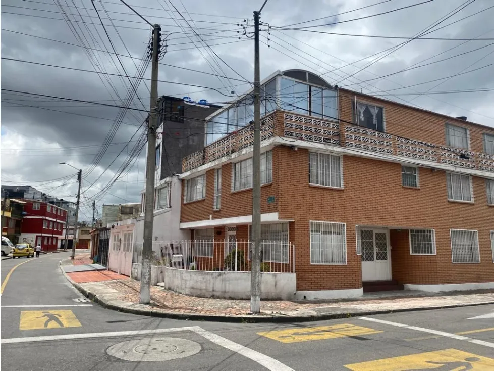 Apartamento de 7 alcobas en venta en Engativá, Bogotá, 198 m² · foto 2 de 24