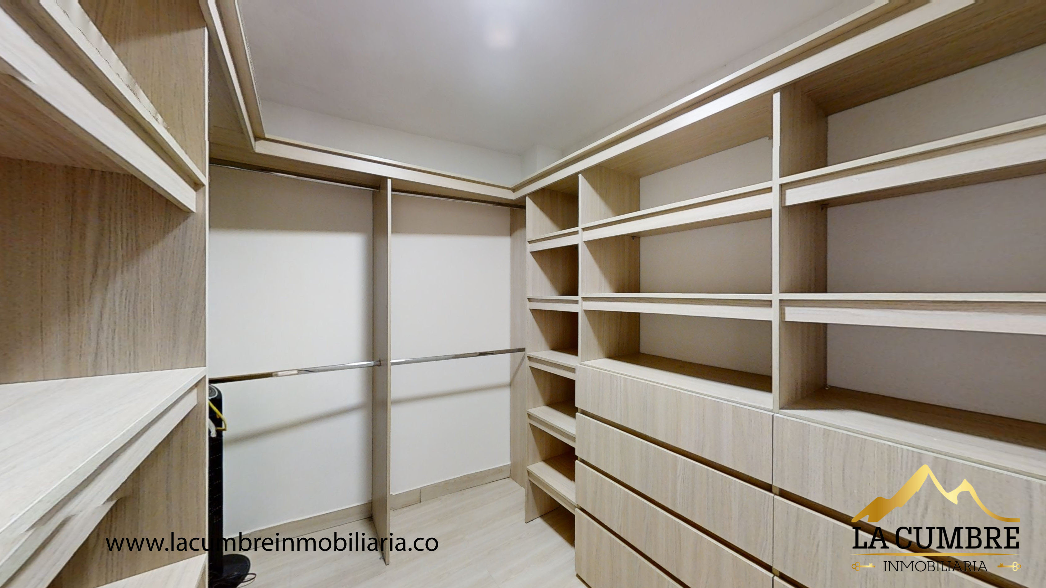 Casa de 6 alcobas en venta en Loma Del Escobero, Envigado, 530 m² · foto 18 de 20