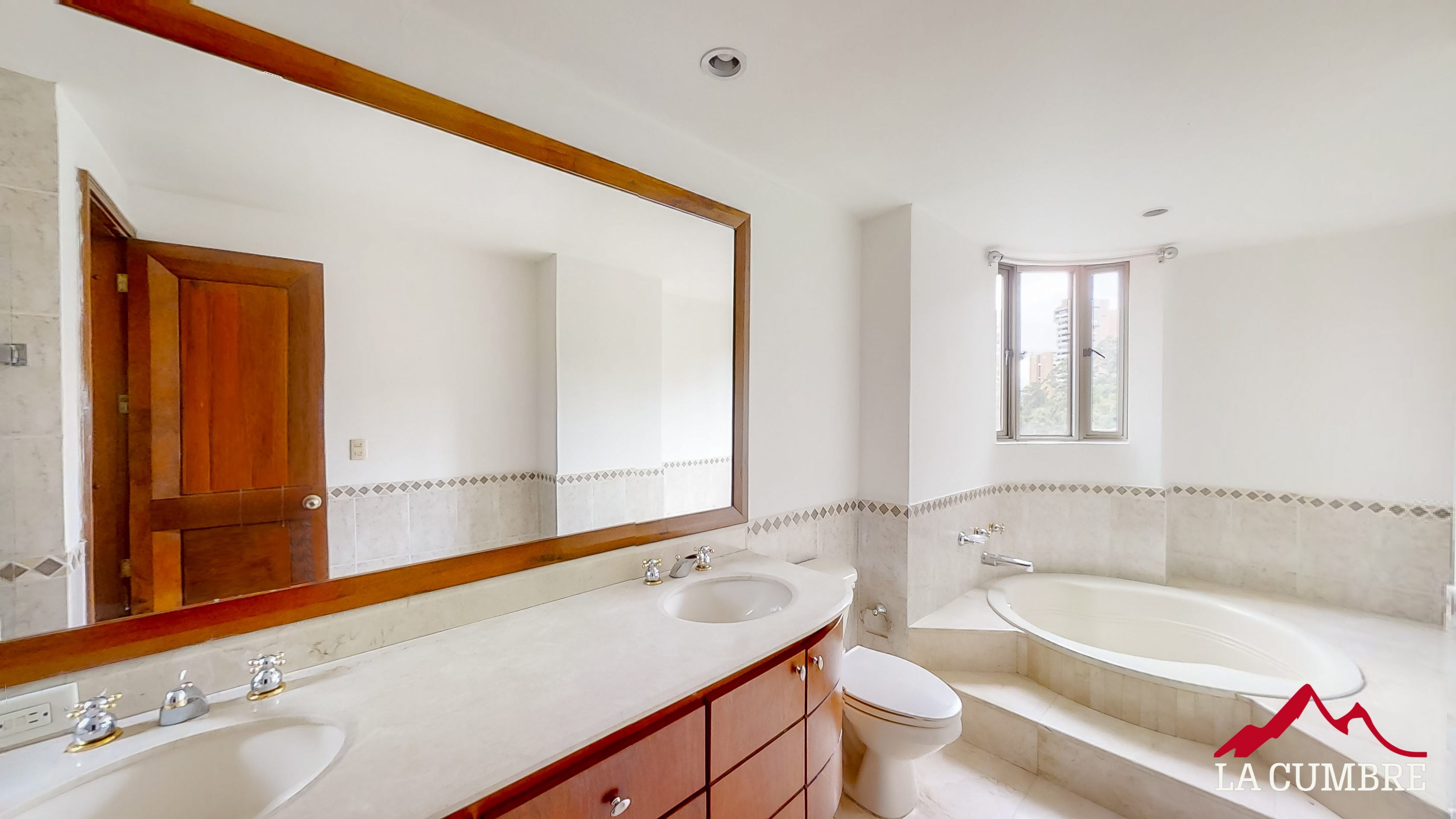 Apartamento de 3 alcobas en arriendo en El Tesoro, Medellín, 303 m² · foto 11 de 11