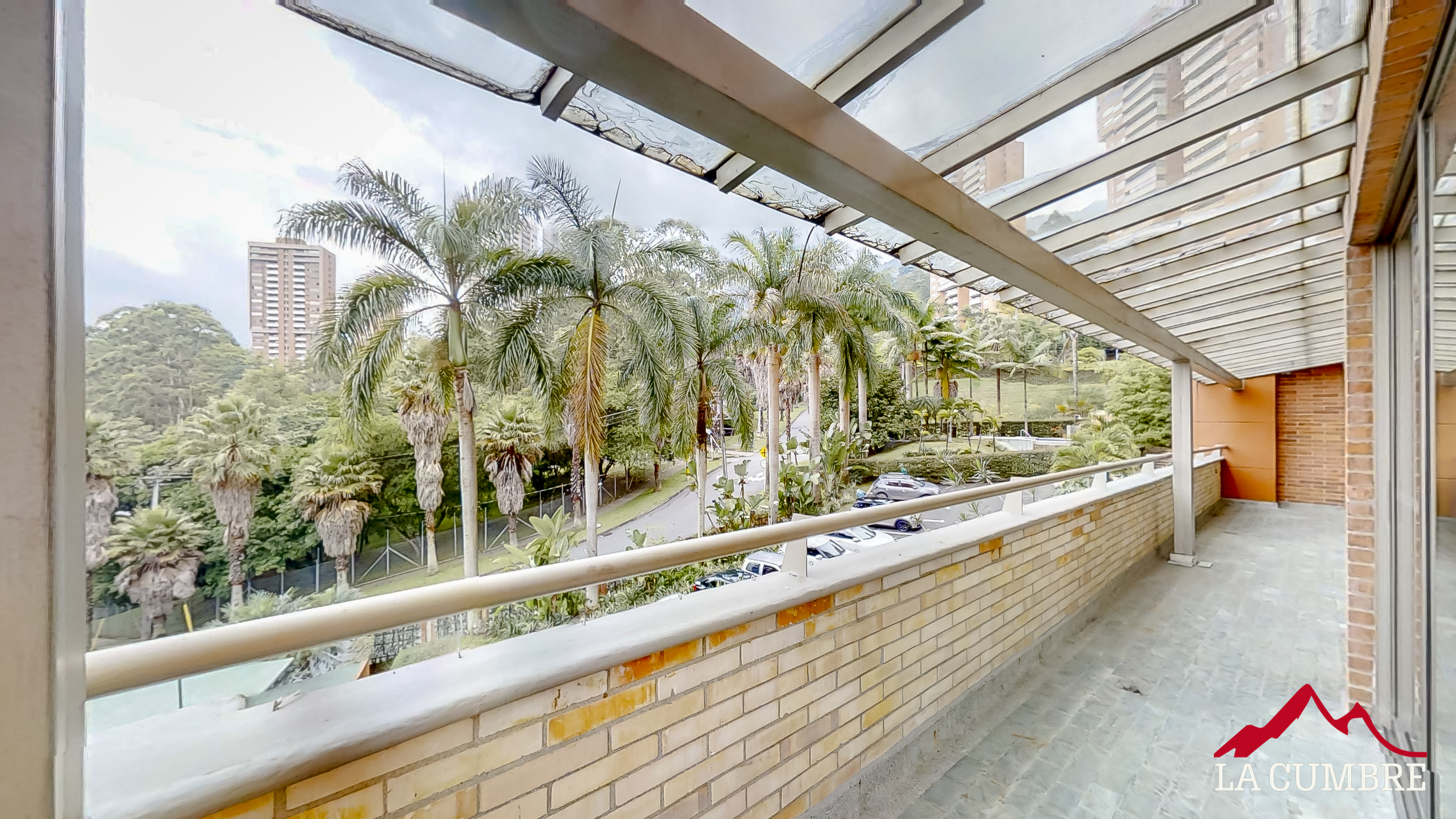 Apartamento de 3 alcobas en arriendo en El Tesoro, Medellín, 303 m² · foto 3 de 11