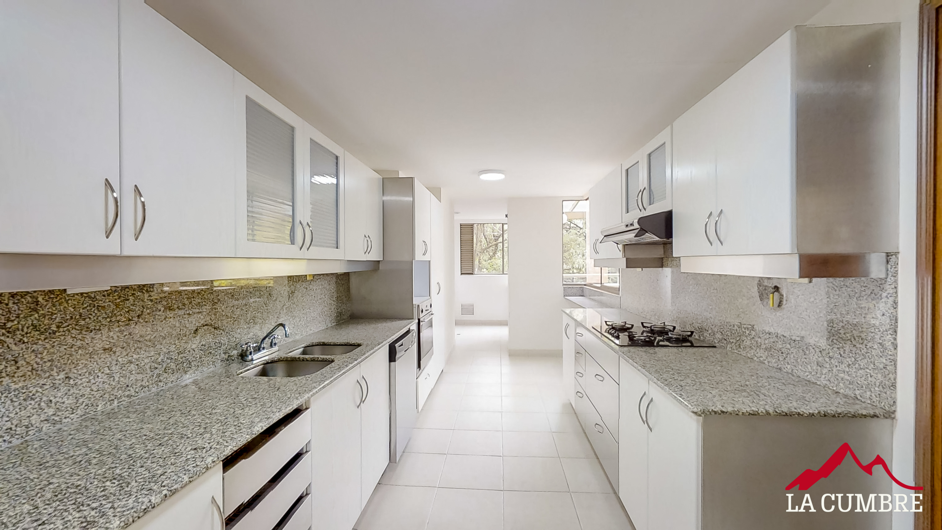 Apartamento de 3 alcobas en arriendo en El Tesoro, Medellín, 303 m² · foto 5 de 11