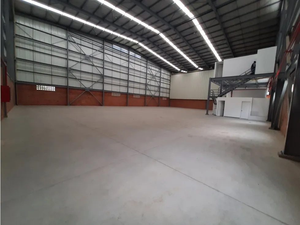 Bodega en arriendo en Acopi, Yumbo, 1033 m² · foto 2 de 9