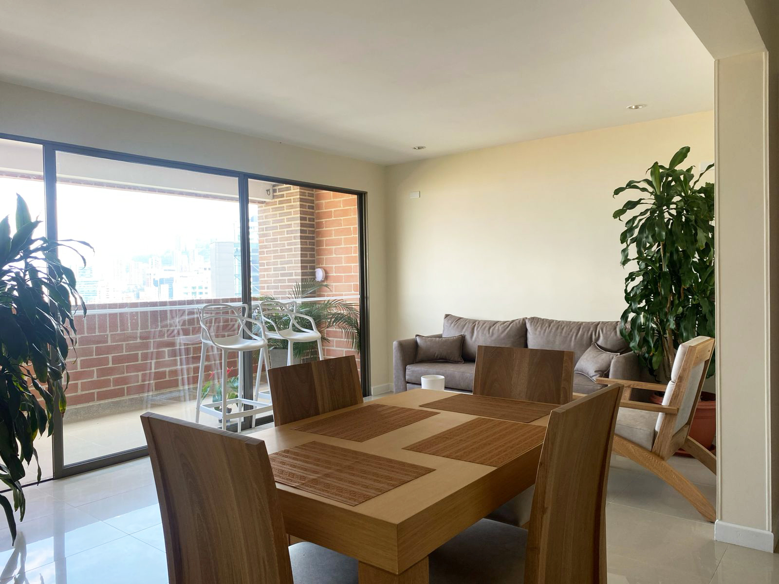 Apartamento de 2 alcobas en arriendo en La Aguacatala, Medellín, 104 m² · foto 2 de 13
