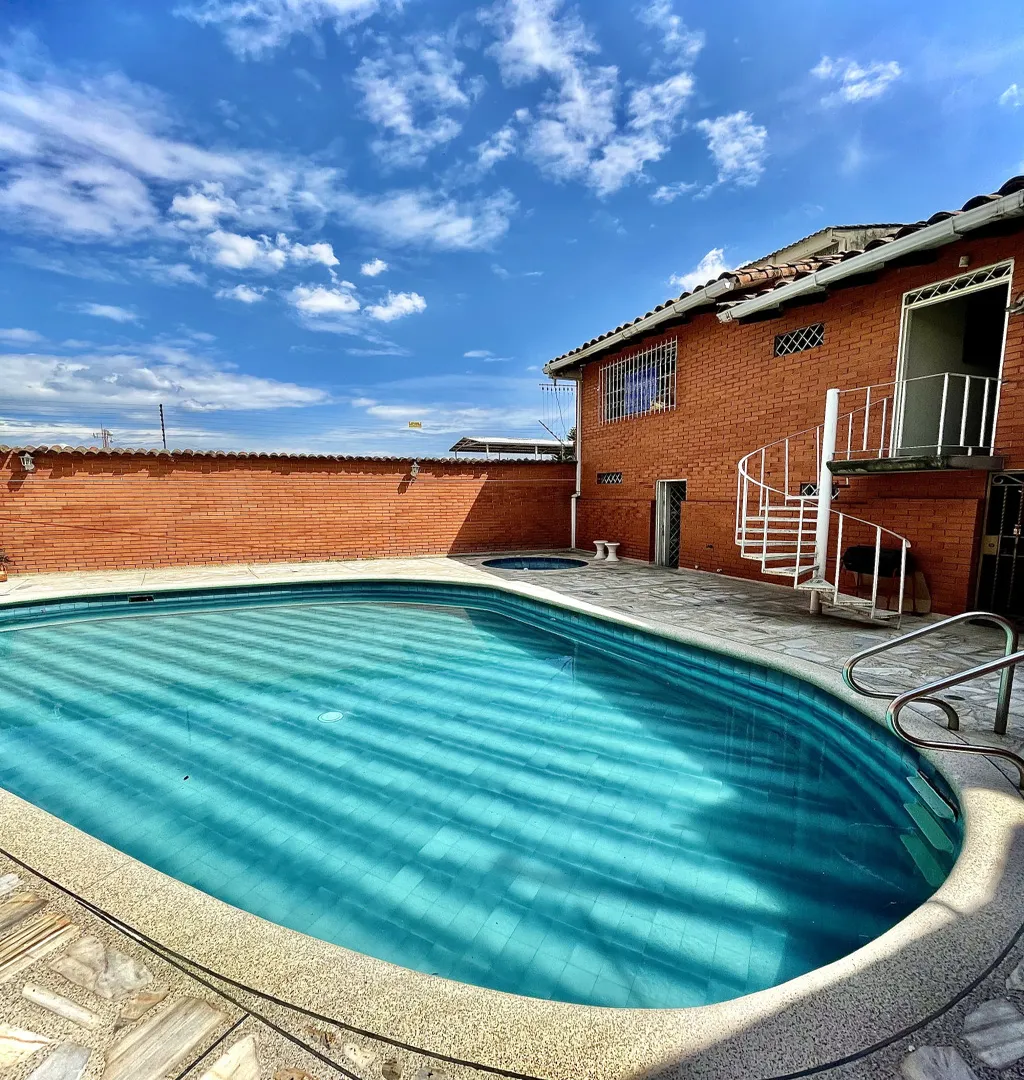 Casa de 4 alcobas en venta en Miraflores, Cali, 427 m² · foto 2 de 17