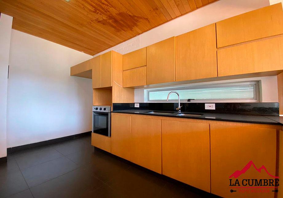 Casa de 4 alcobas en arriendo en San Lucas, Medellín, 300 m² · foto 2 de 9
