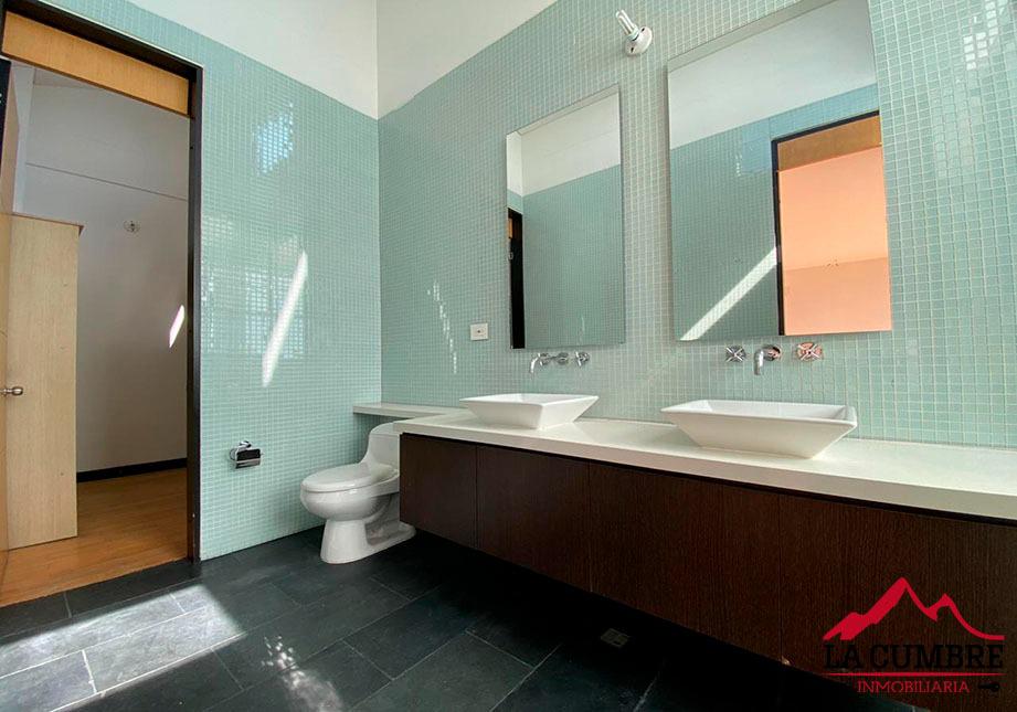 Casa de 4 alcobas en arriendo en San Lucas, Medellín, 300 m² · foto 9 de 9
