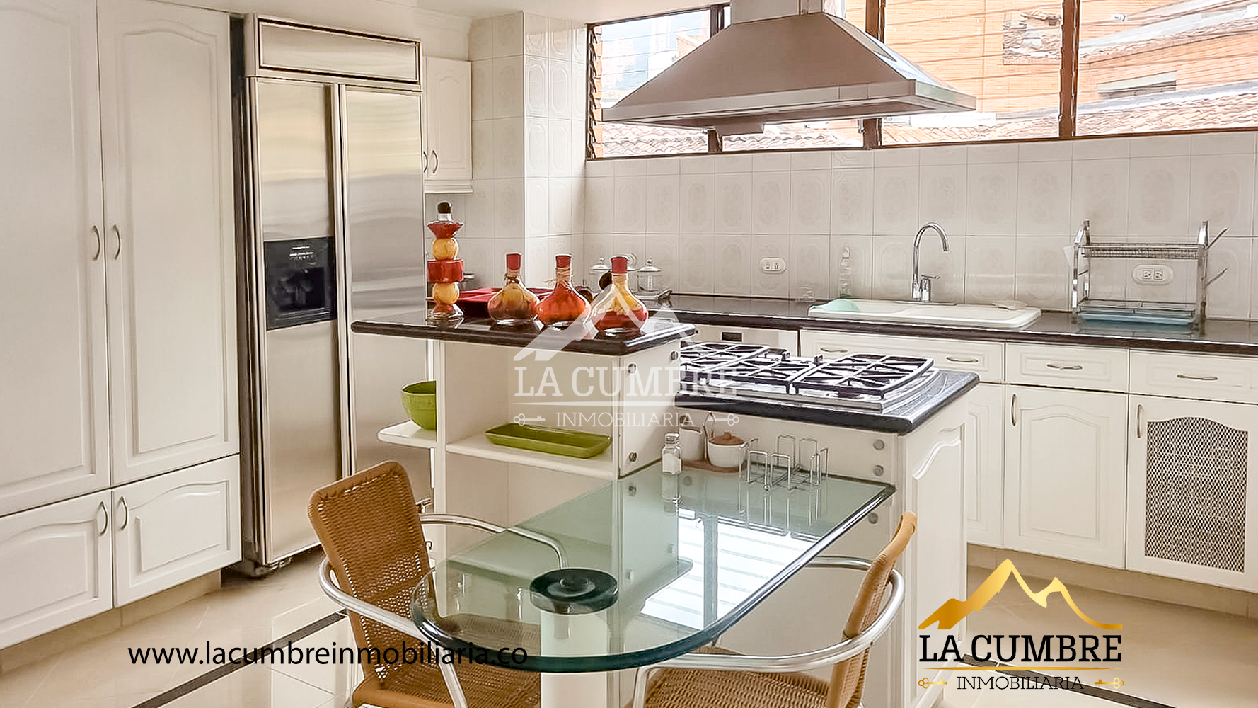 Apartamento de 4 alcobas en arriendo en Los Balsos, Medellín, 300 m² · foto 4 de 14