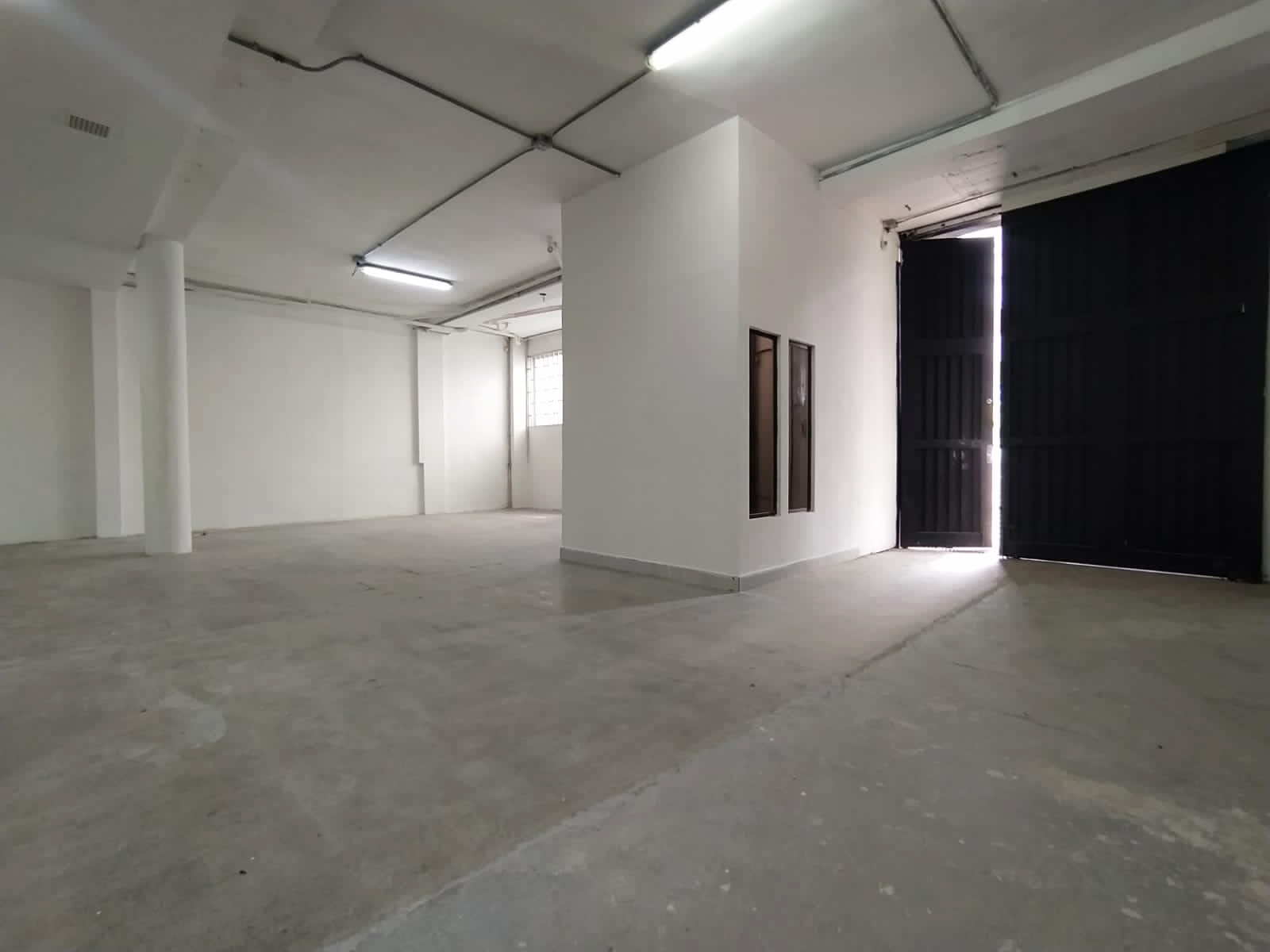 Bodega en arriendo en Manila, Medellín, 350 m² · foto 2 de 14