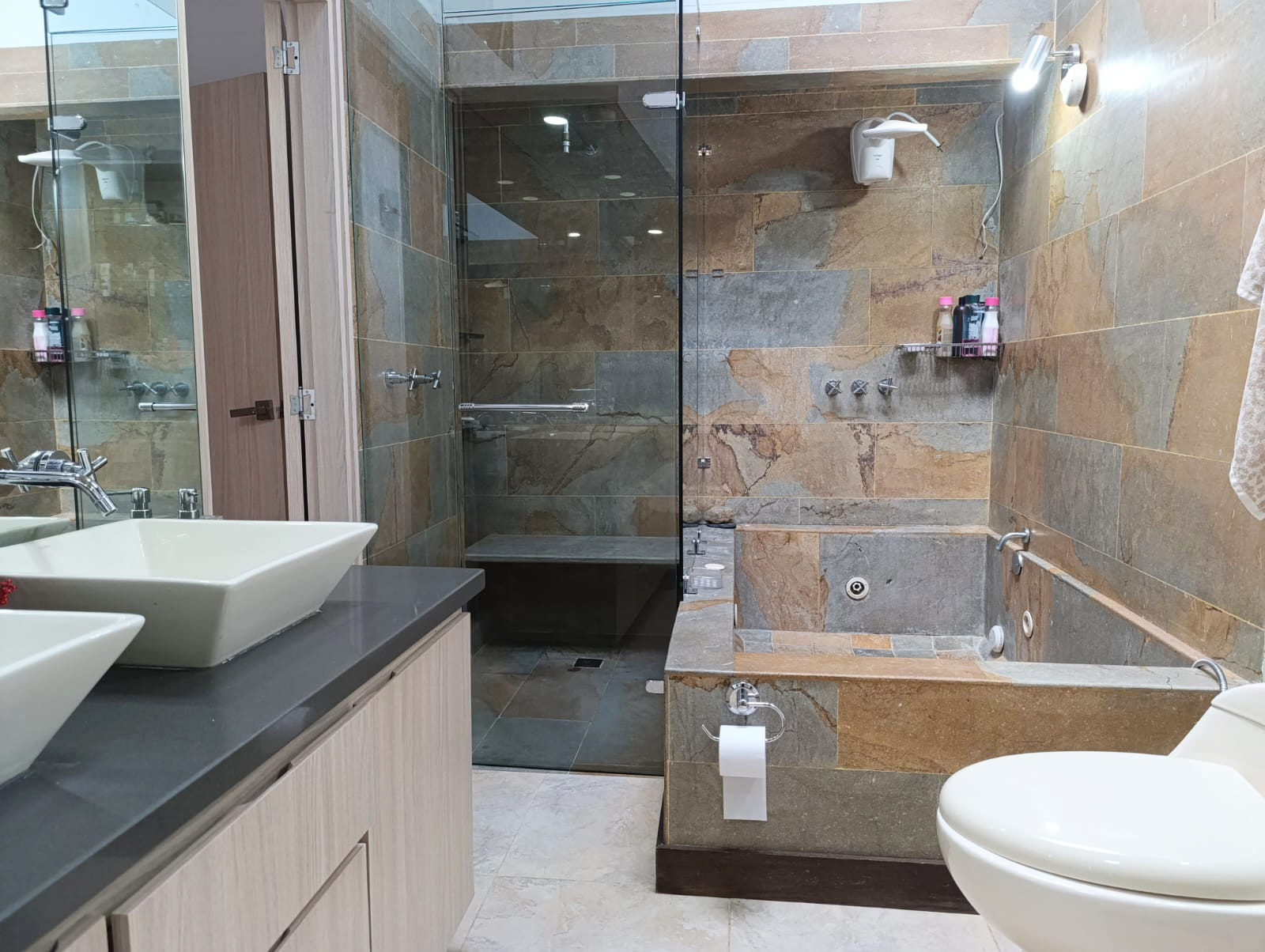 Casa de 3 alcobas en venta en El Tesoro, Medellín, 325 m² · foto 17 de 20