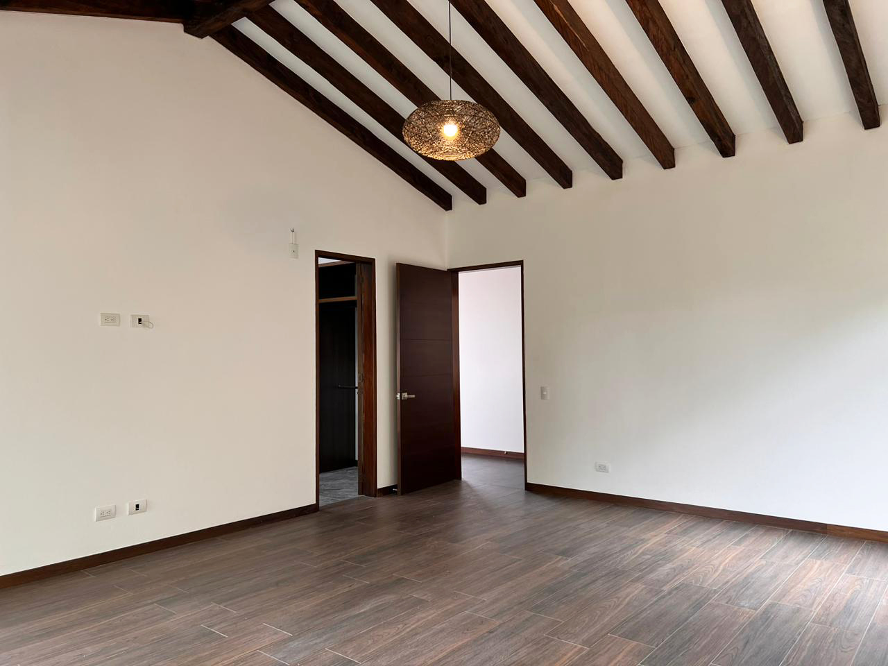 Casa de 3 alcobas en venta en El Porvenir, Rionegro, 362 m² · foto 2 de 19
