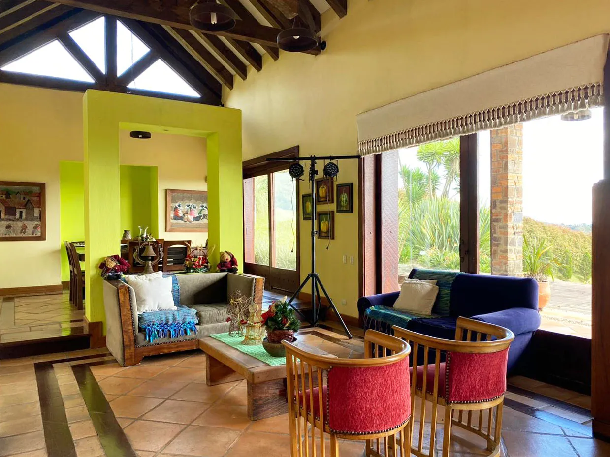 Casa de 3 alcobas en venta en Altos Del Poblado, Medellín, 529 m² · foto 2 de 20
