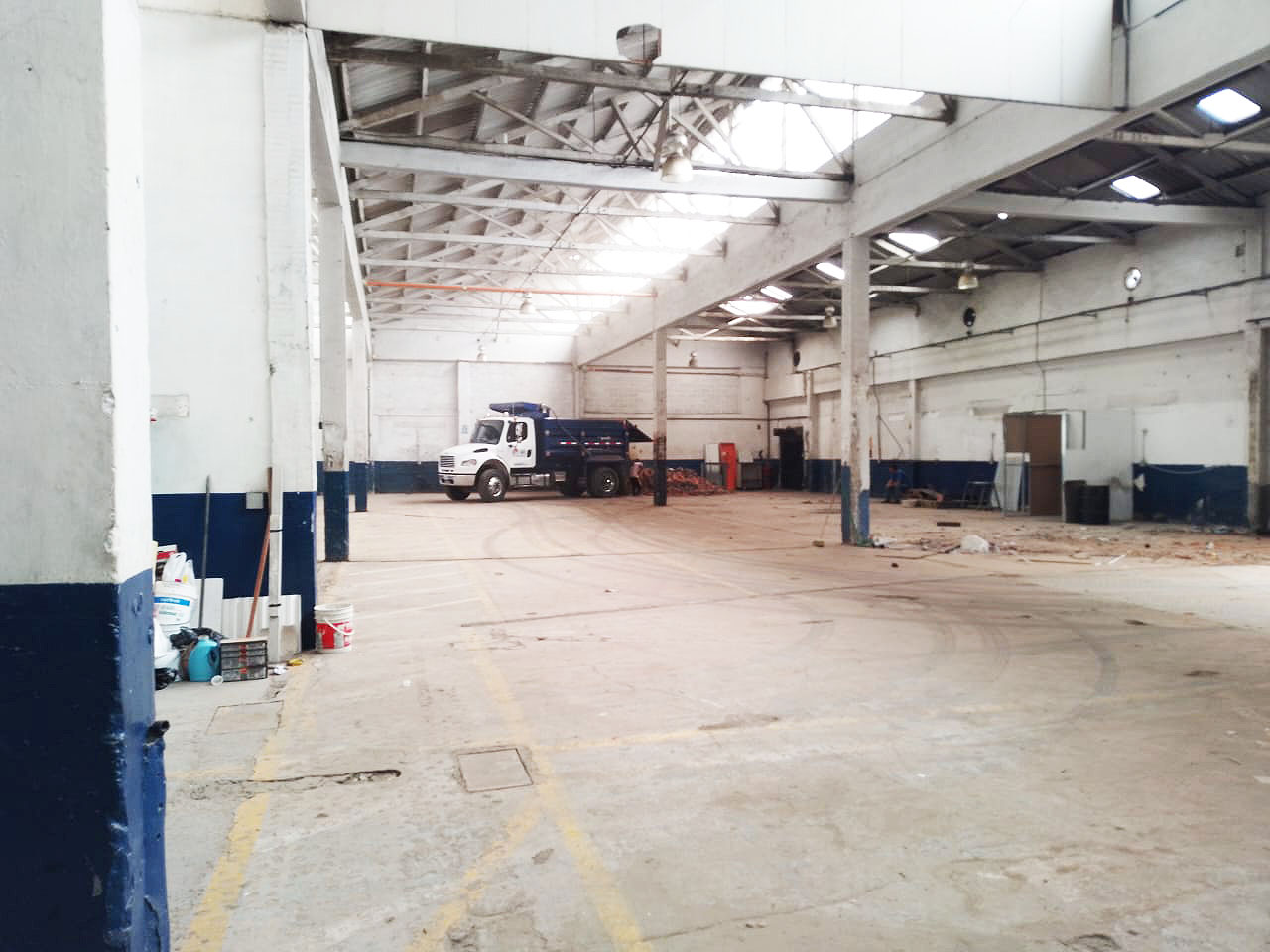 Bodega en arriendo en Perpetuo Socorro, Medellín, 1000 m² · foto 2 de 17