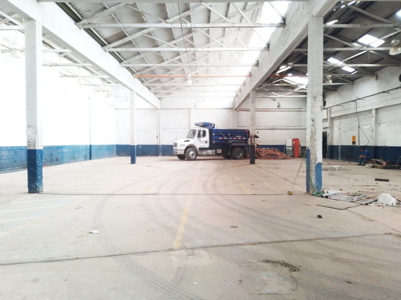 Bodega en arriendo en Perpetuo Socorro, Medellín, 1000 m² · foto 4 de 17