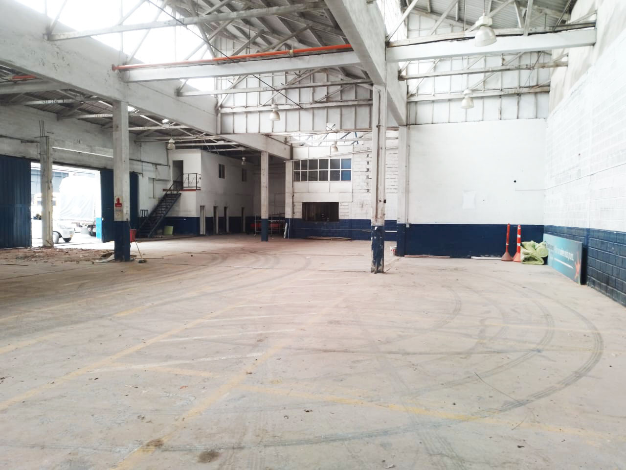 Bodega en arriendo en Perpetuo Socorro, Medellín, 1000 m² · foto 6 de 17