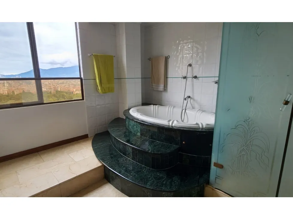 Apartamento de 5 alcobas en venta en Los Balsos No.2, Medellín, 239 m² · foto 16 de 24