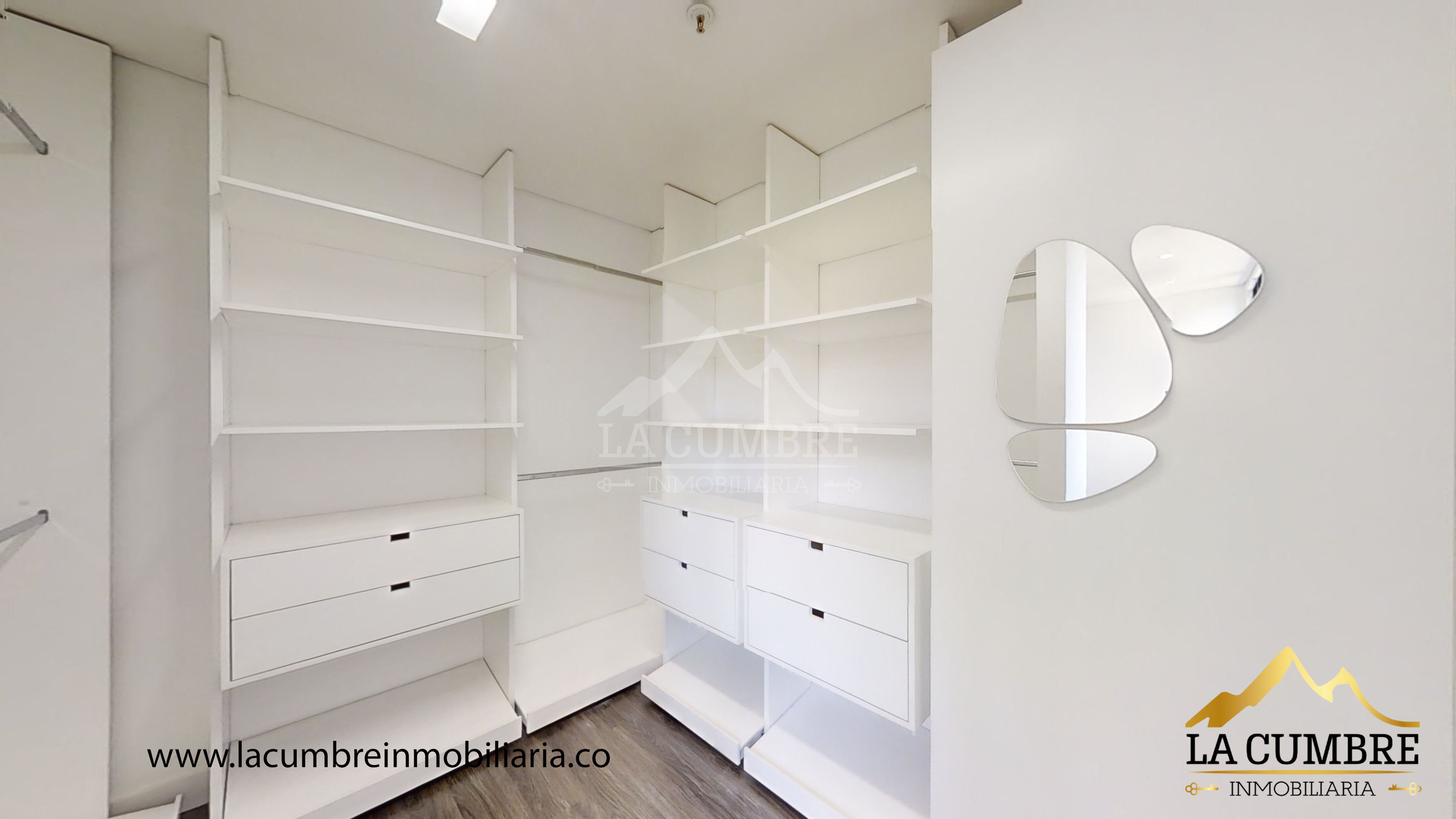 Apartamento de 3 alcobas en arriendo en El Castillo, Medellín, 220 m² · foto 12 de 16
