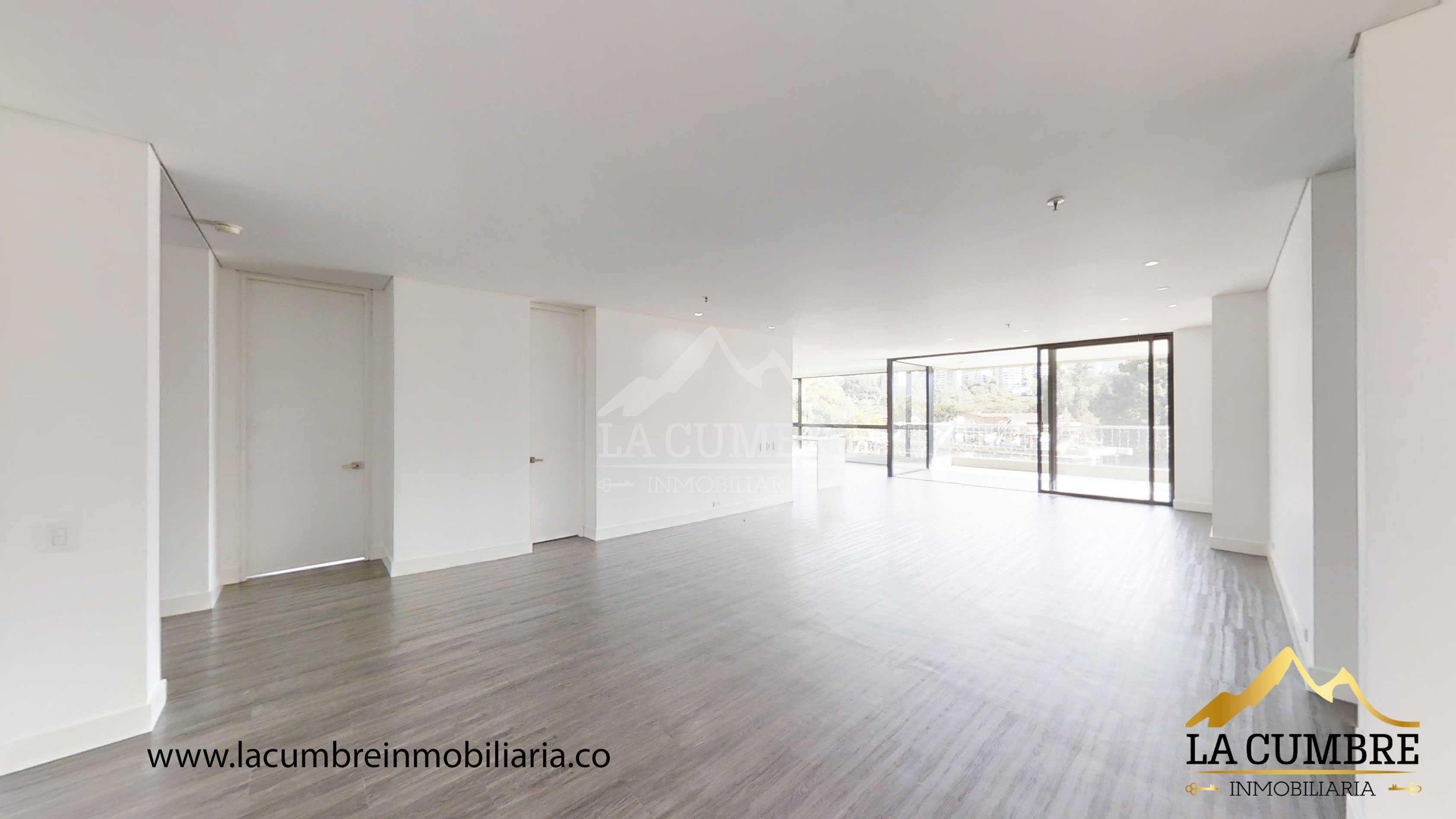 Apartamento de 3 alcobas en arriendo en El Castillo, Medellín, 220 m² · foto 2 de 16