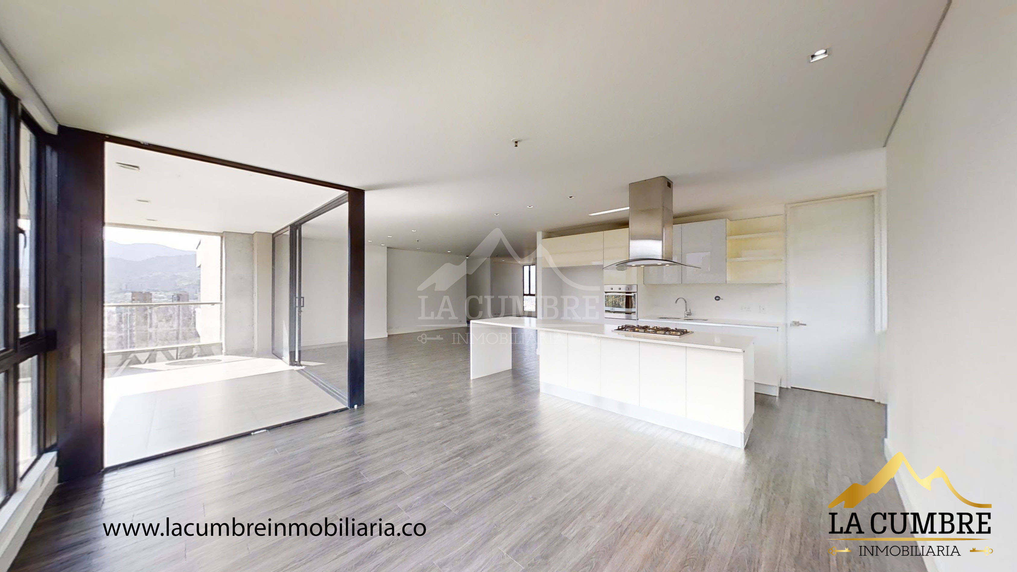 Apartamento de 3 alcobas en arriendo en El Castillo, Medellín, 220 m² · foto 3 de 16