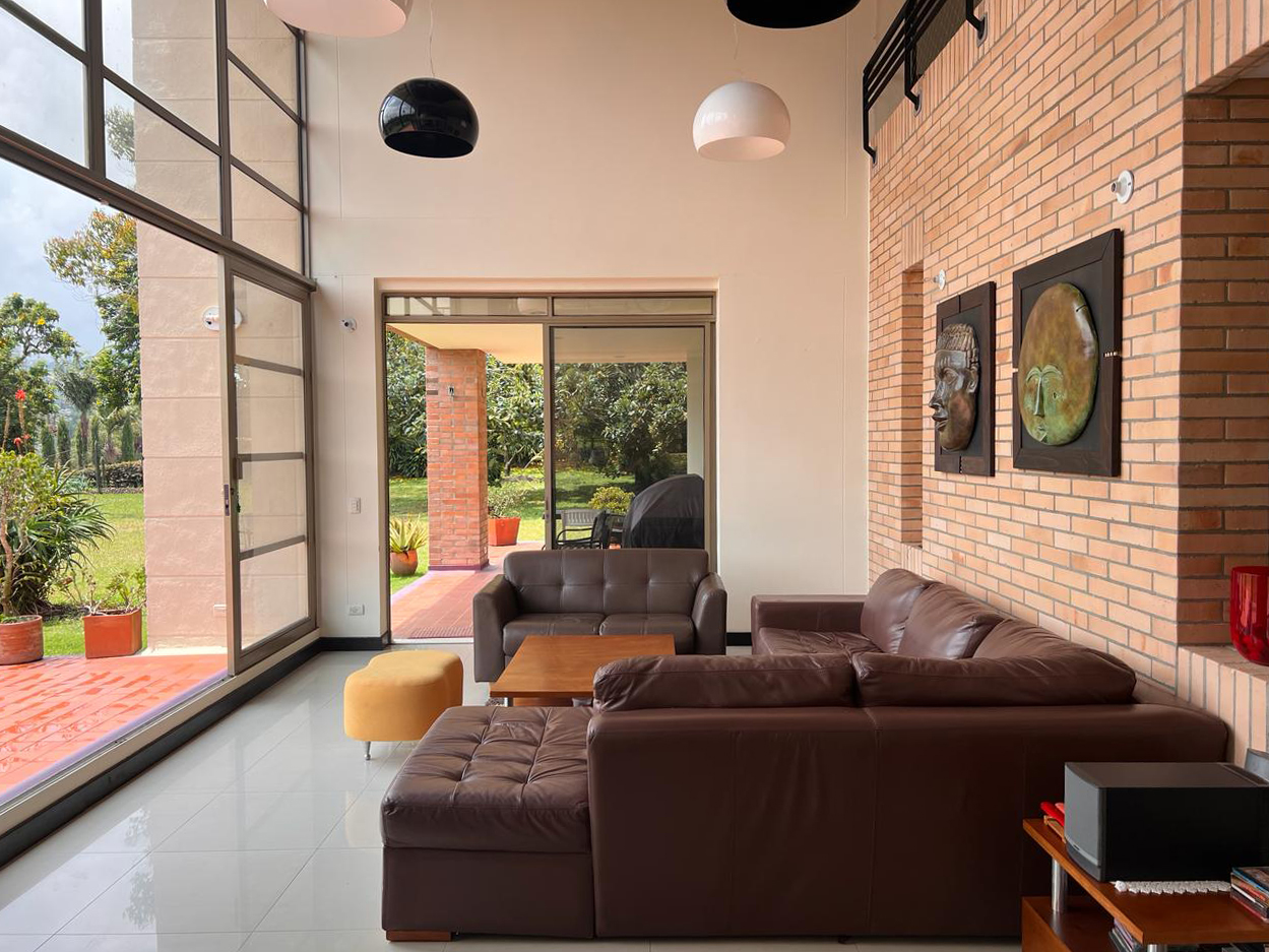 Casa de 3 alcobas en venta en Las Palmas, Envigado, 303 m² · foto 2 de 18