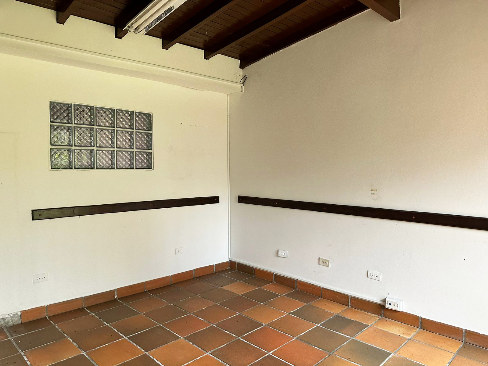 Oficina en arriendo en La Aguacatala, Medellín, 360 m² · foto 2 de 17