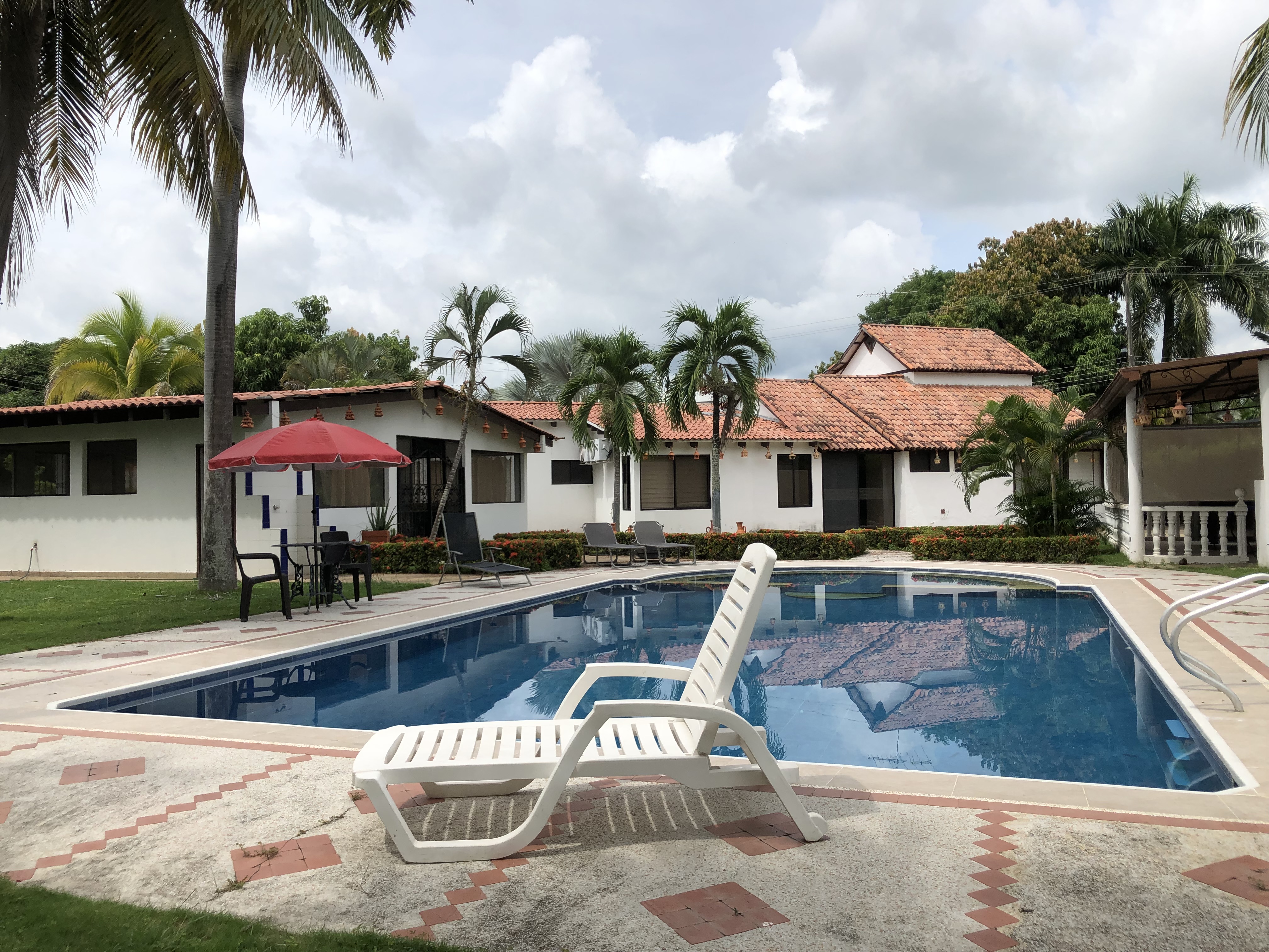 Casa de 6 alcobas en venta en Ricaurte, 1868 m² · foto 3 de 24
