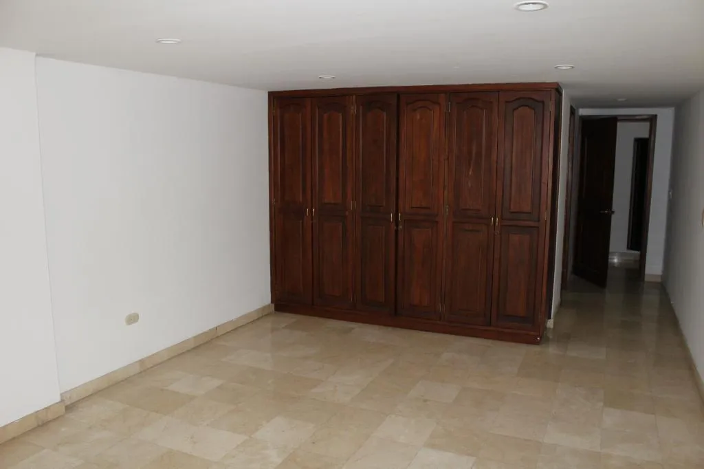 Apartamento de 4 alcobas en venta en Cristales, Cali, 489 m² · foto 8 de 13